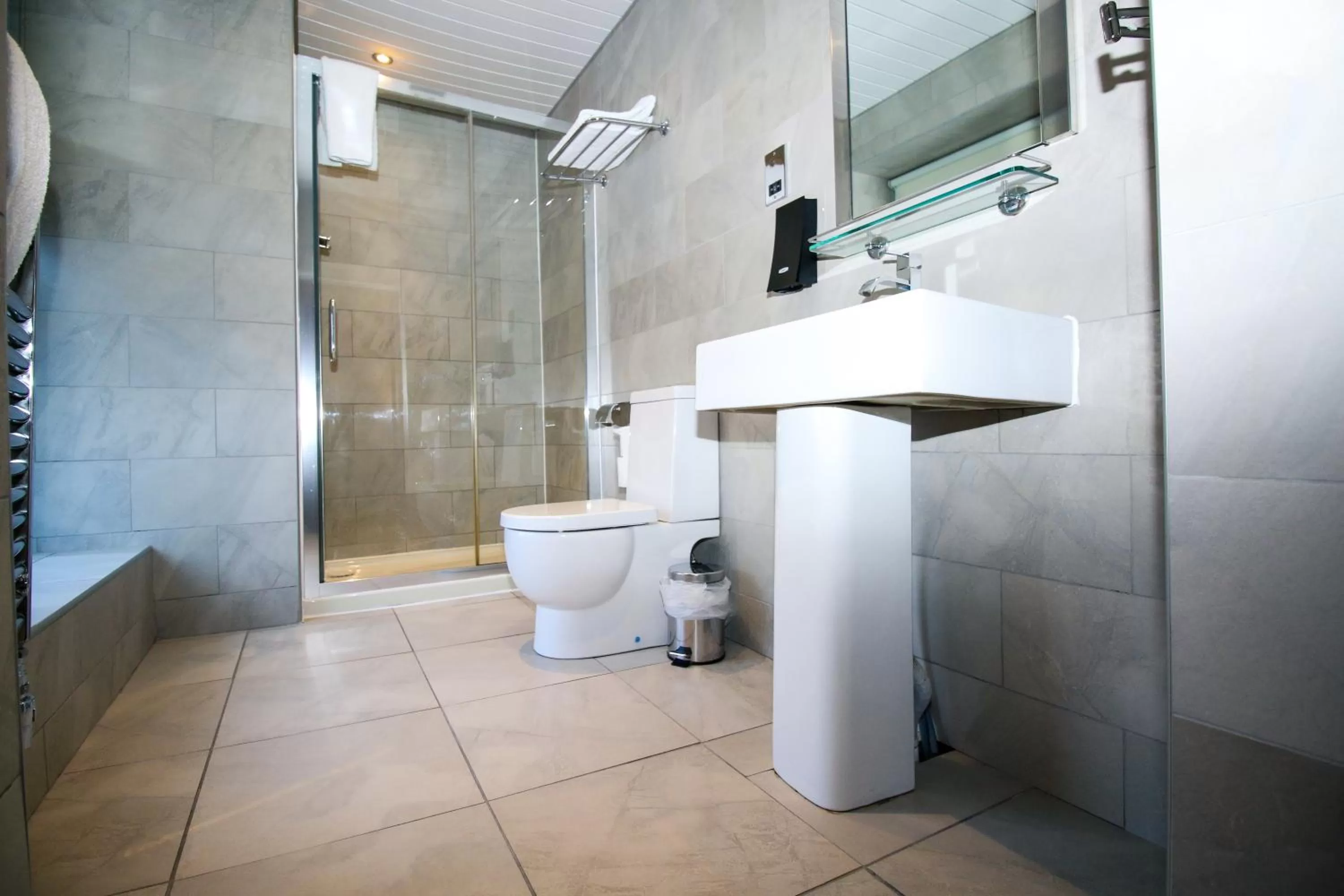 Shower, Bathroom in Acorn Hotel