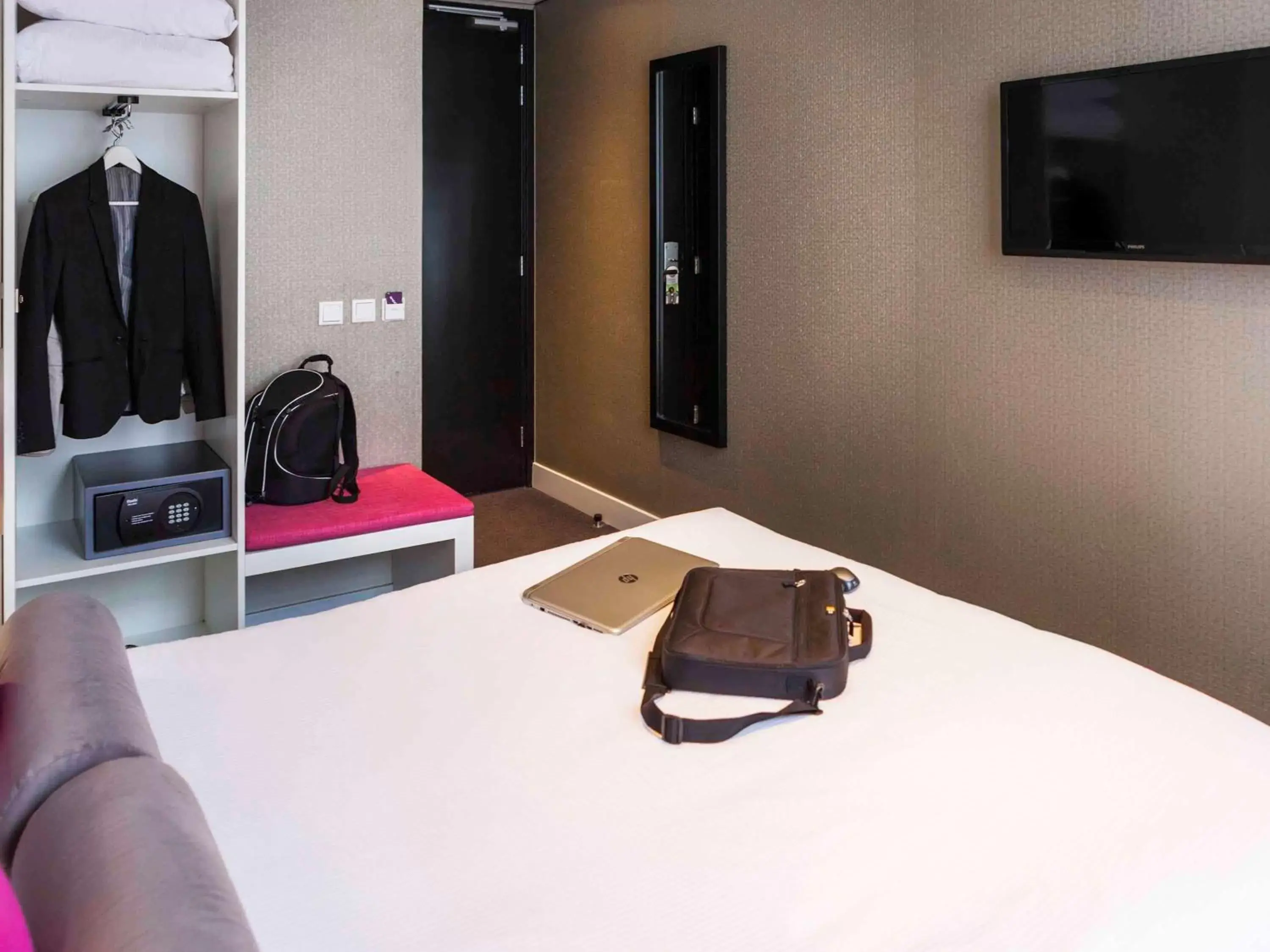 Photo of the whole room, TV/Entertainment Center in ibis Styles Amsterdam Amstel