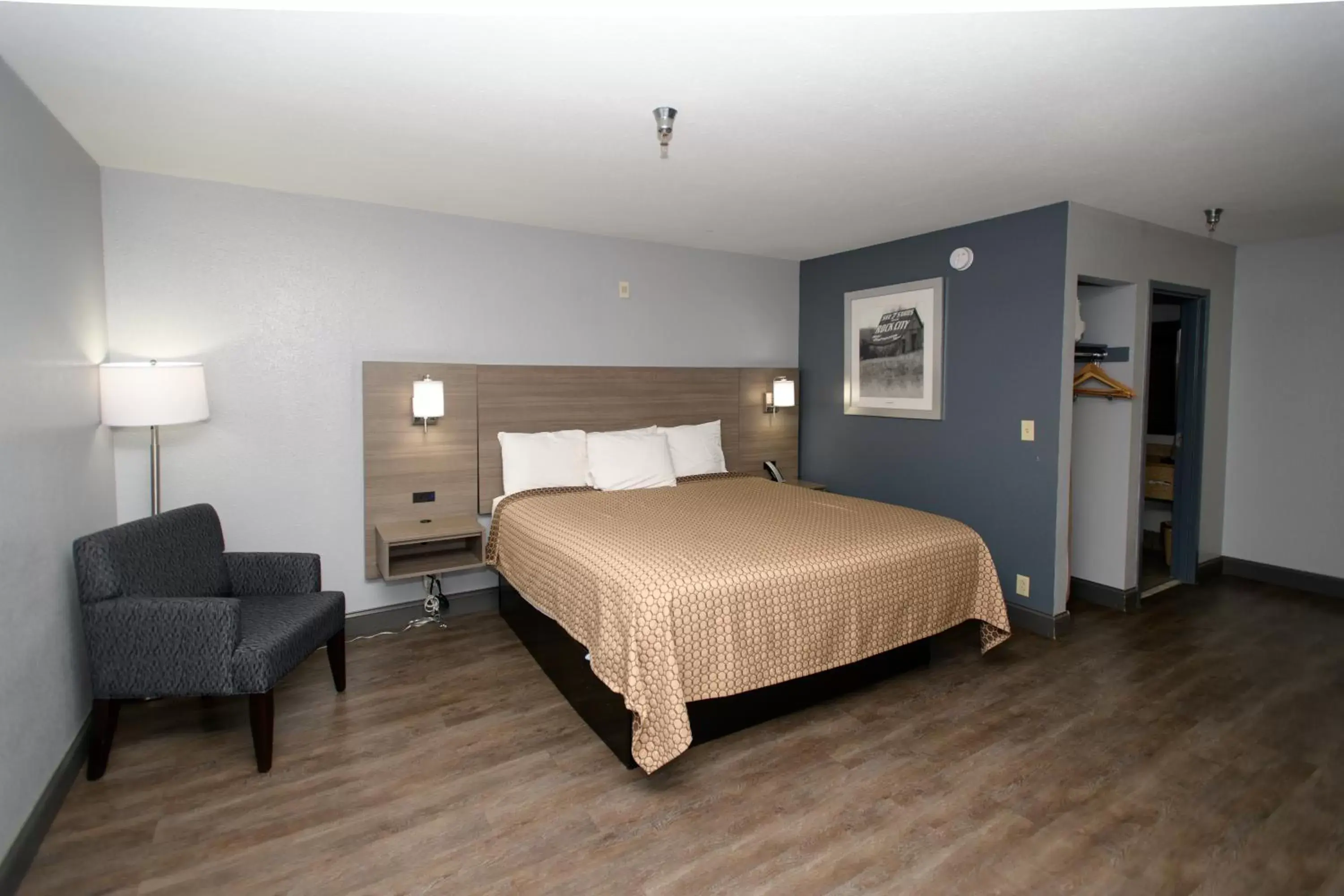 Photo of the whole room, Bed in HomeTown Inn-Ringgold