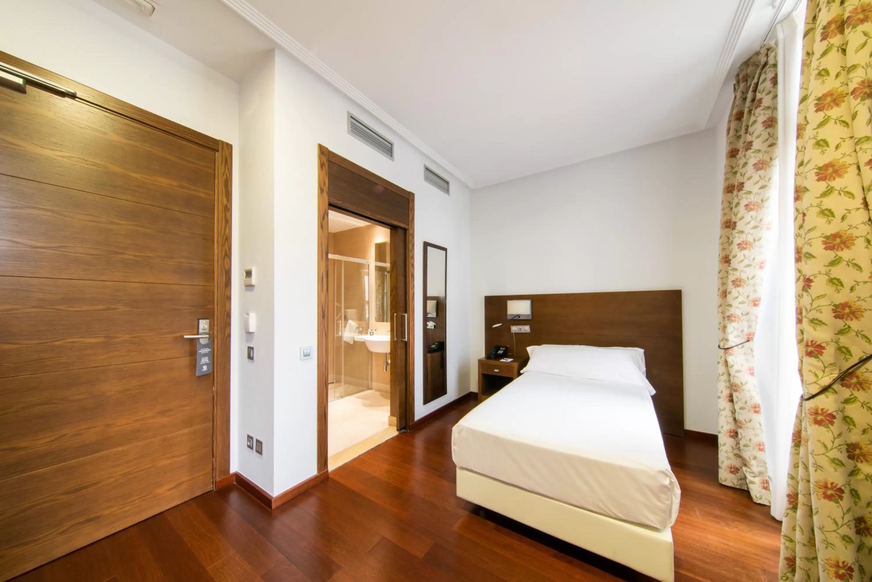 View (from property/room), Bed in Soho Boutique Oviedo