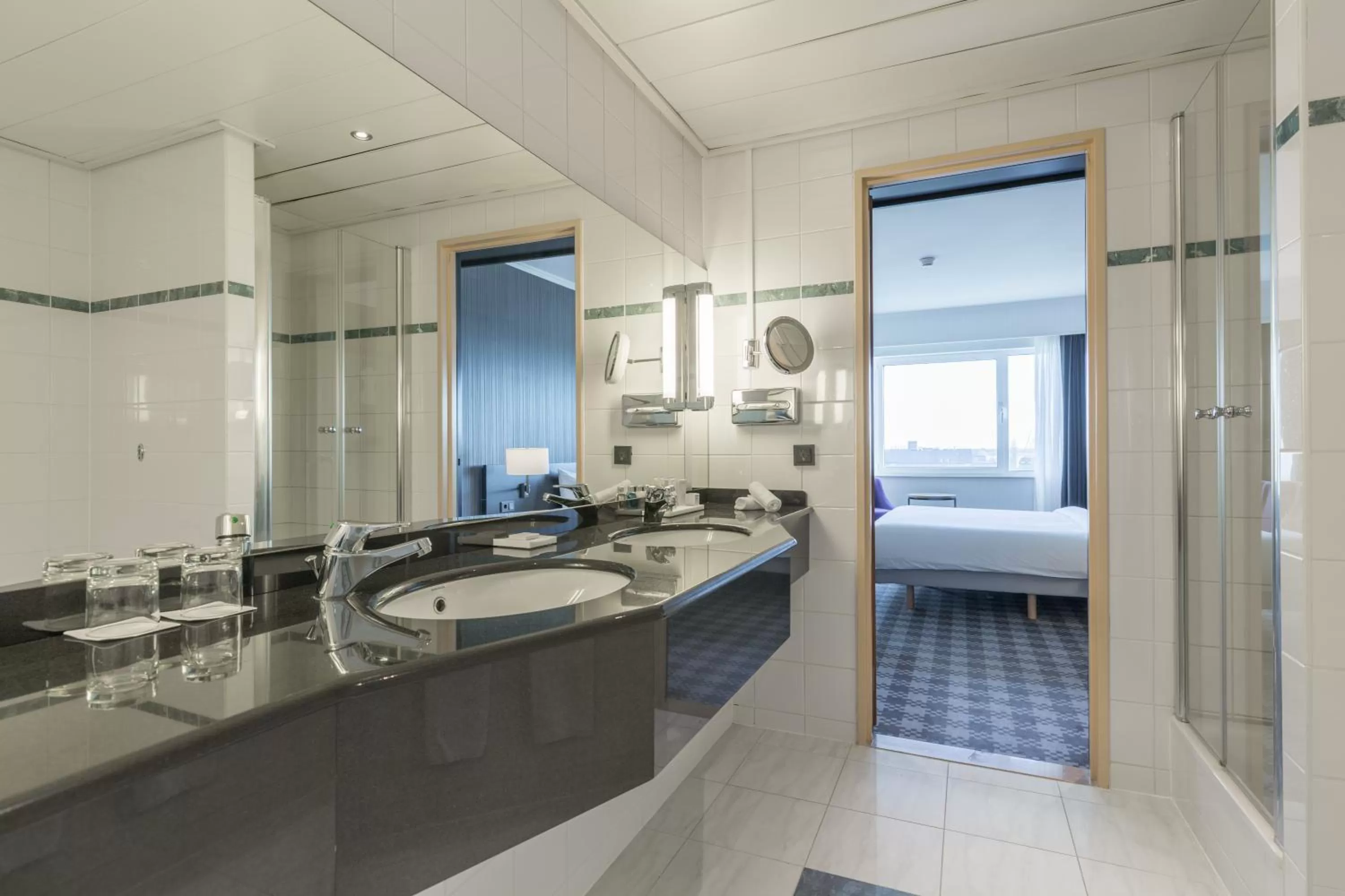 Shower, Bed in Radisson Blu Hotel Amsterdam Airport, Schiphol