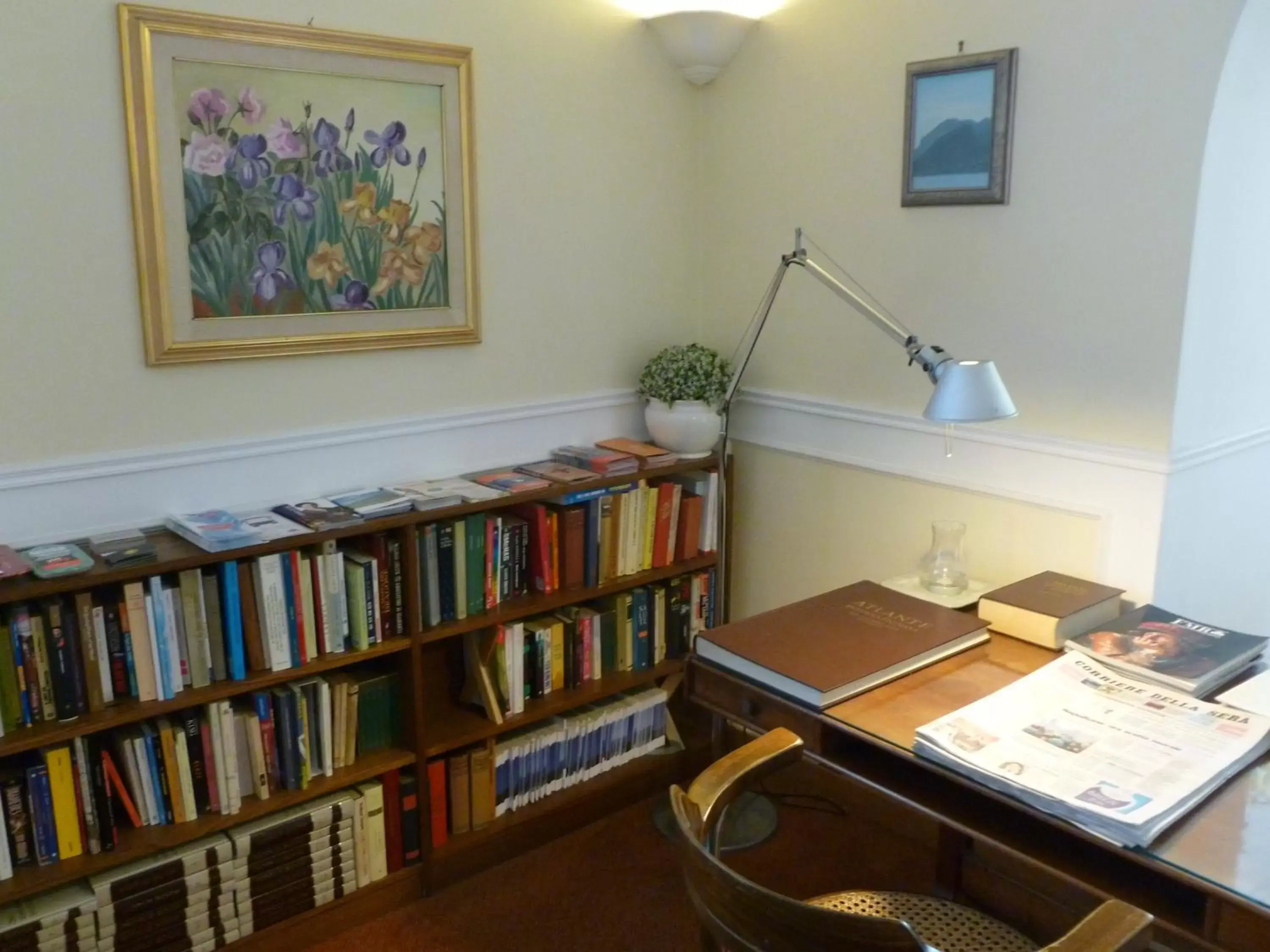 Lounge or bar, Library in Hotel Plaza