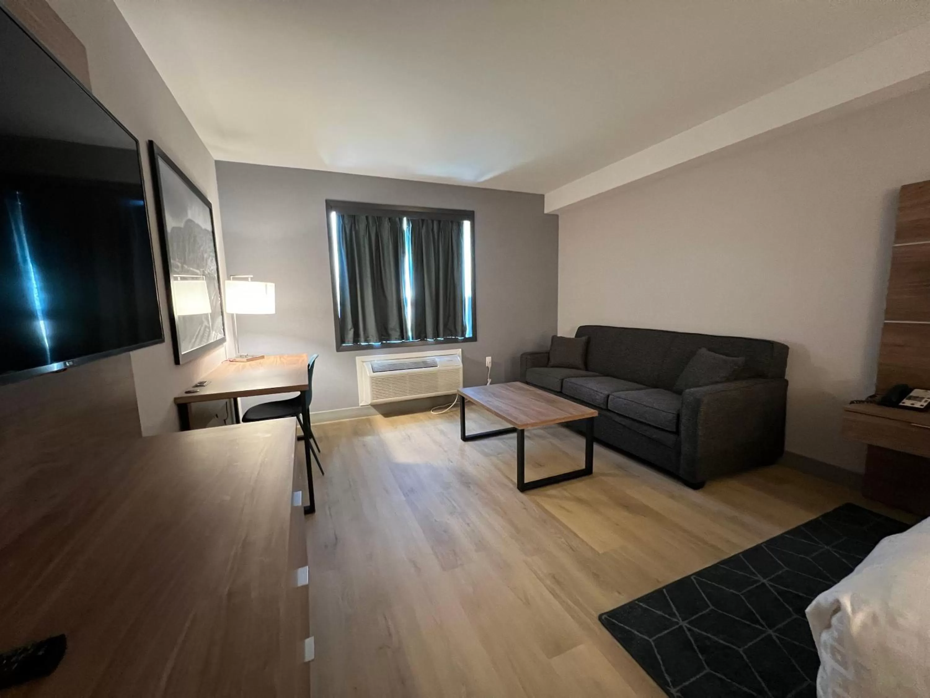 Seating area, Bed in Super 8 by Wyndham Cornwall ON