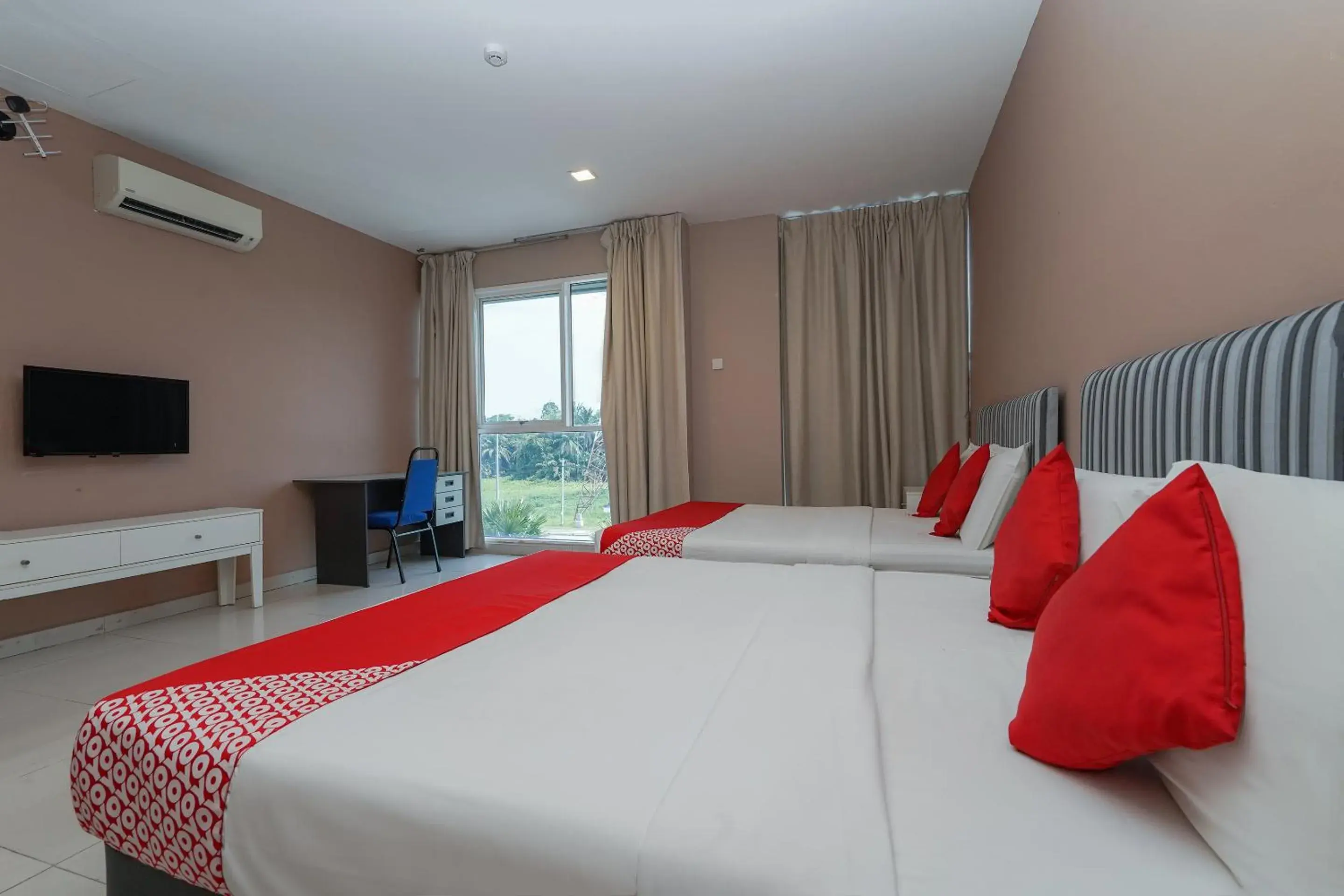 Photo of the whole room, Bed in OYO 90100 Bangi Gateway Hotel