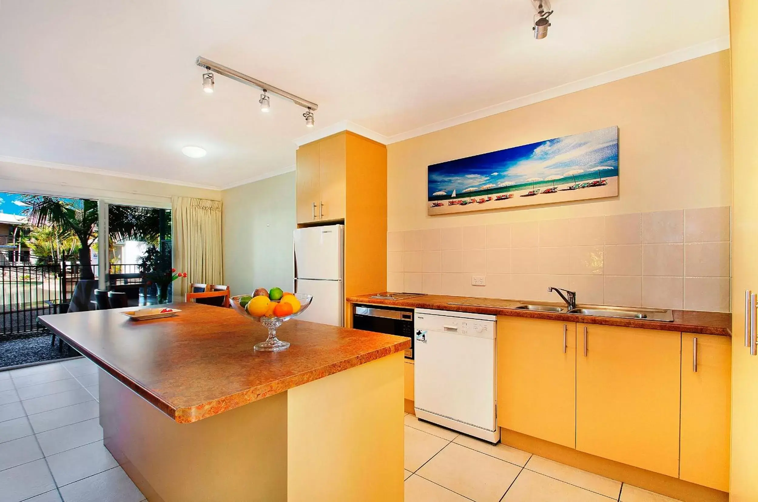 Kitchen or kitchenette, Kitchen/Kitchenette in Ivory Palms Resort Noosa