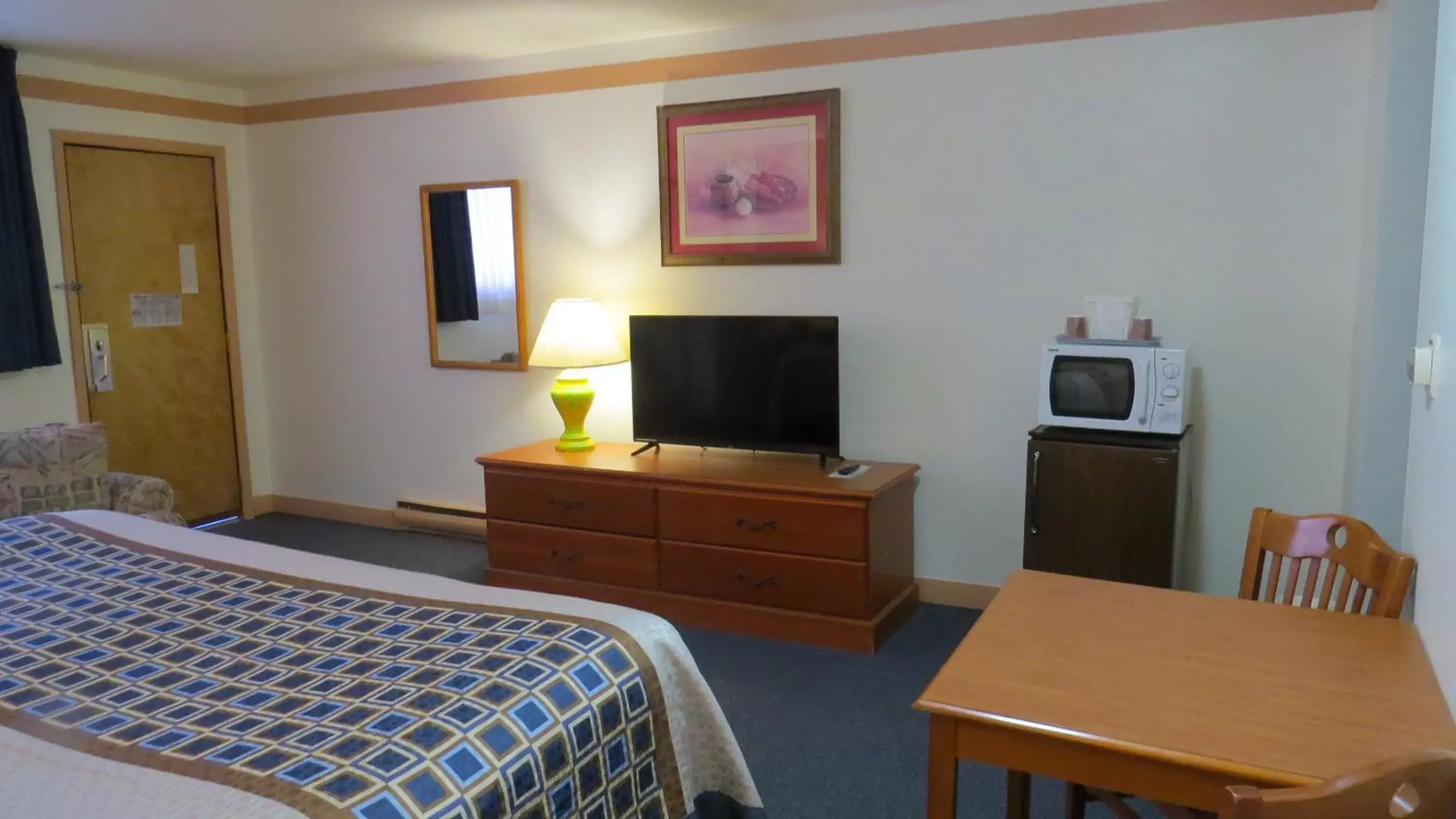 TV and multimedia, TV/Entertainment Center in Howard Johnson by Wyndham Raton