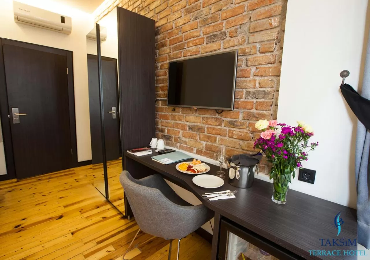 Living room, TV/Entertainment Center in Taksim Terrace Hotel