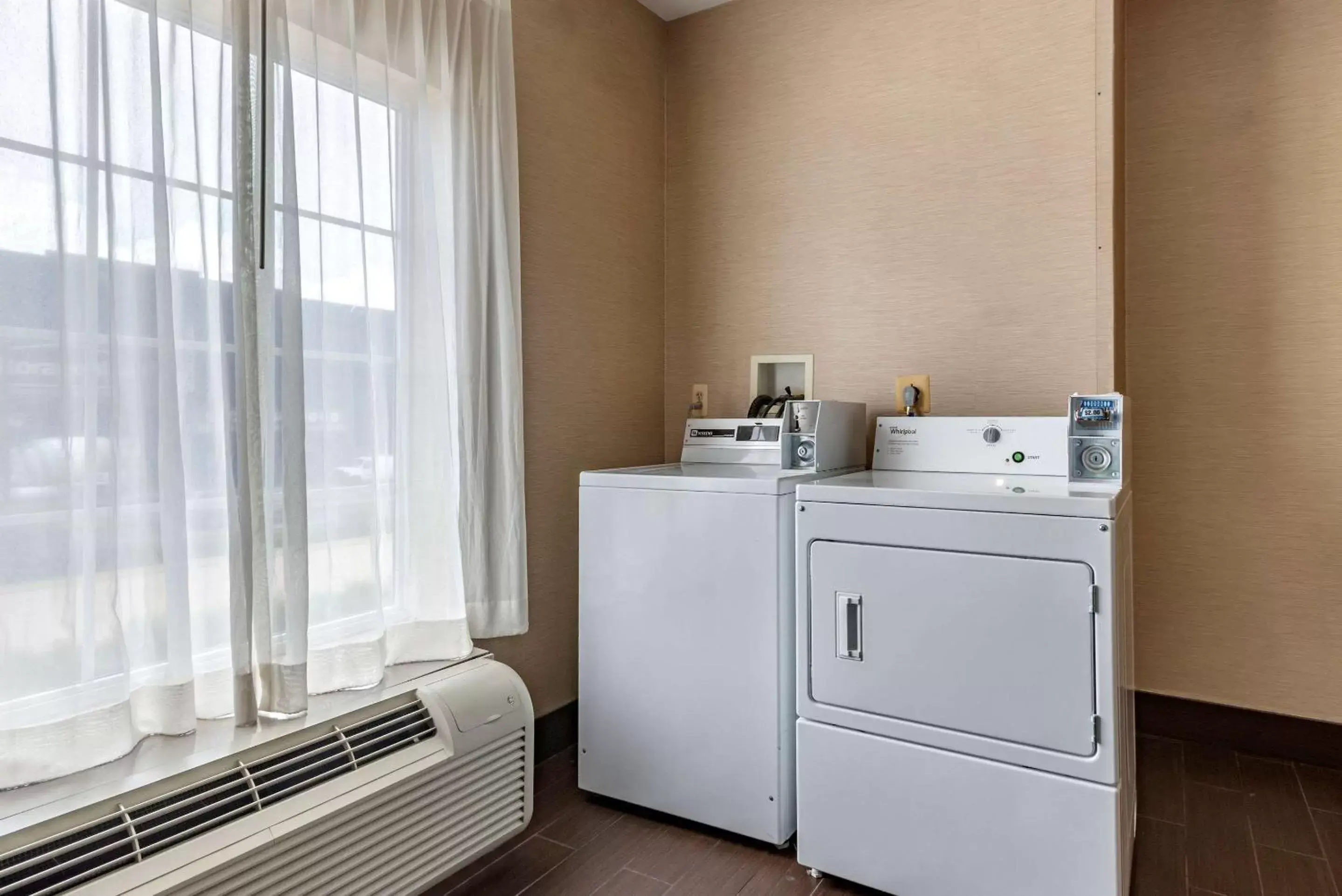 On site, Kitchen/Kitchenette in Comfort Suites Newark - Harrison