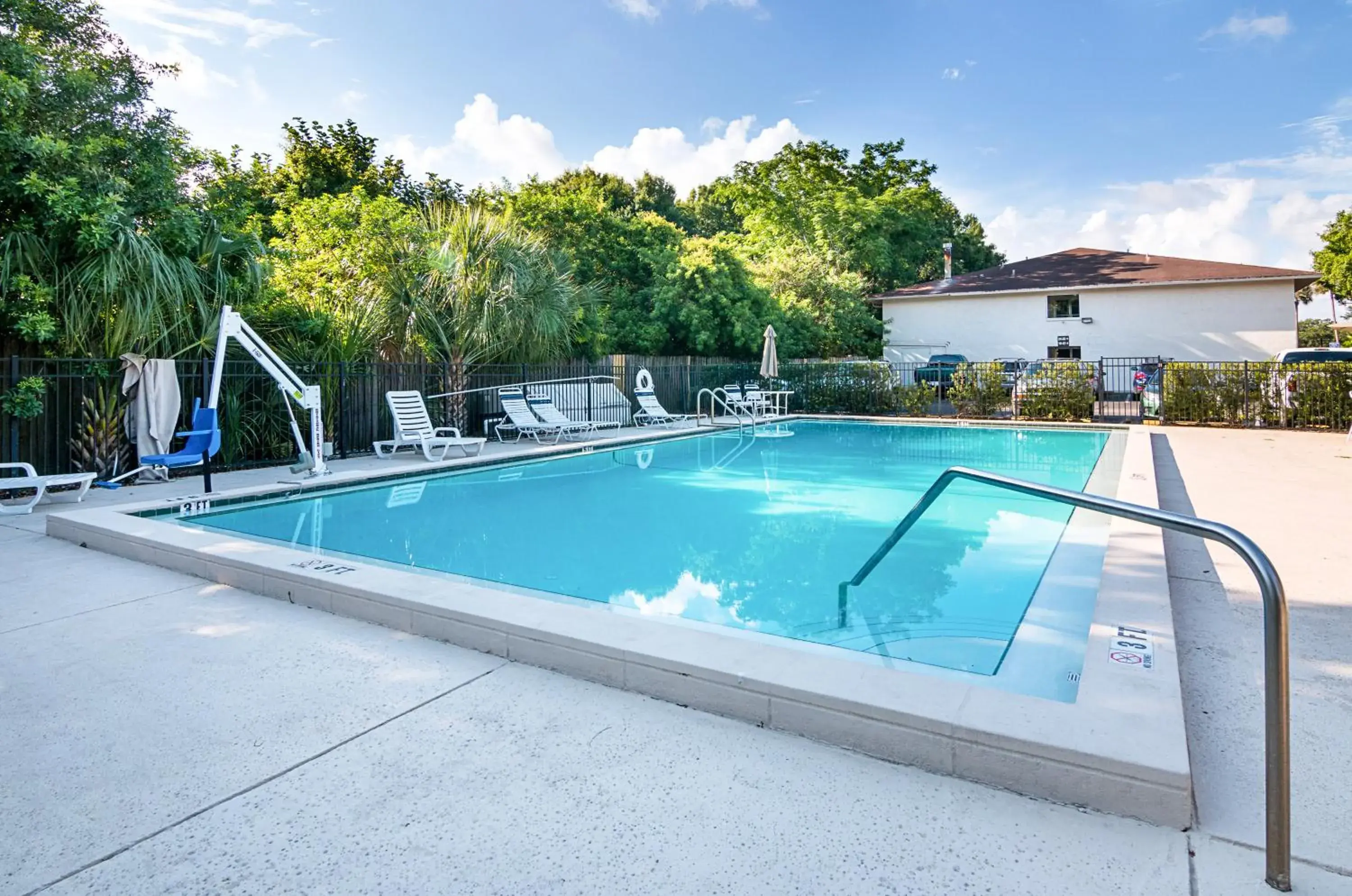 Swimming pool, Property Building in Motel 6-Tampa, FL - Fairgrounds