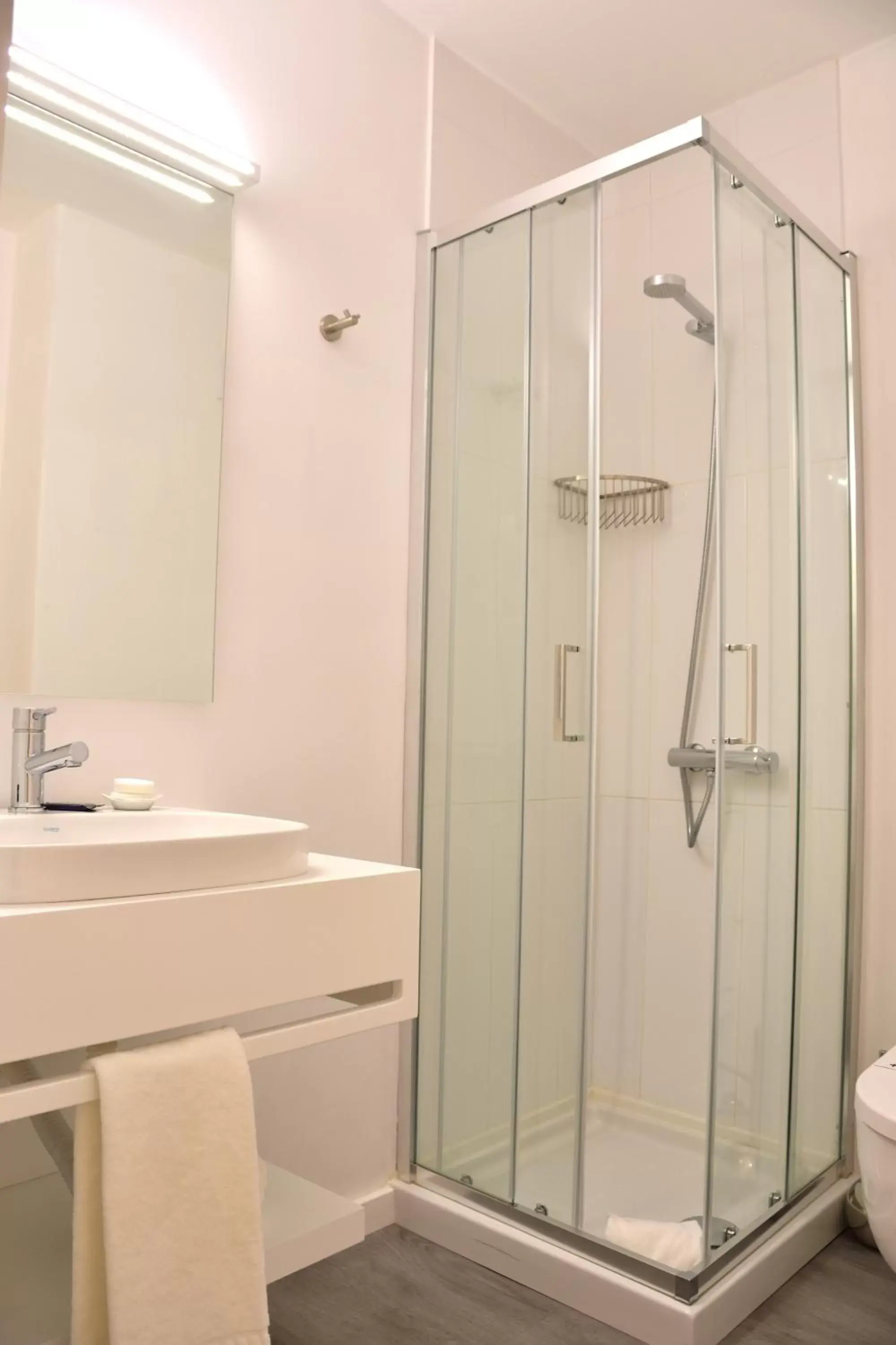 Shower, Bathroom in Hotel Sol Algarve by Kavia