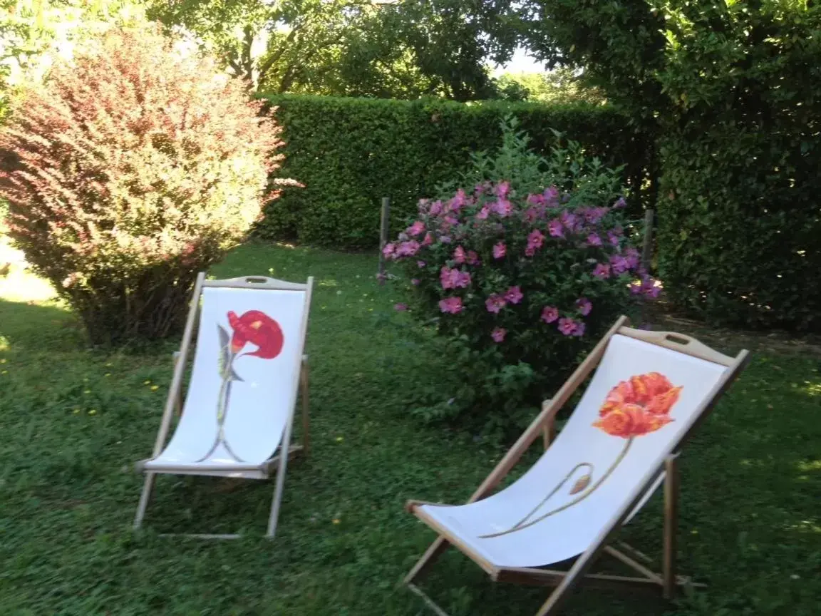 Garden in Chambres d'Hôtes Mado et Lulu