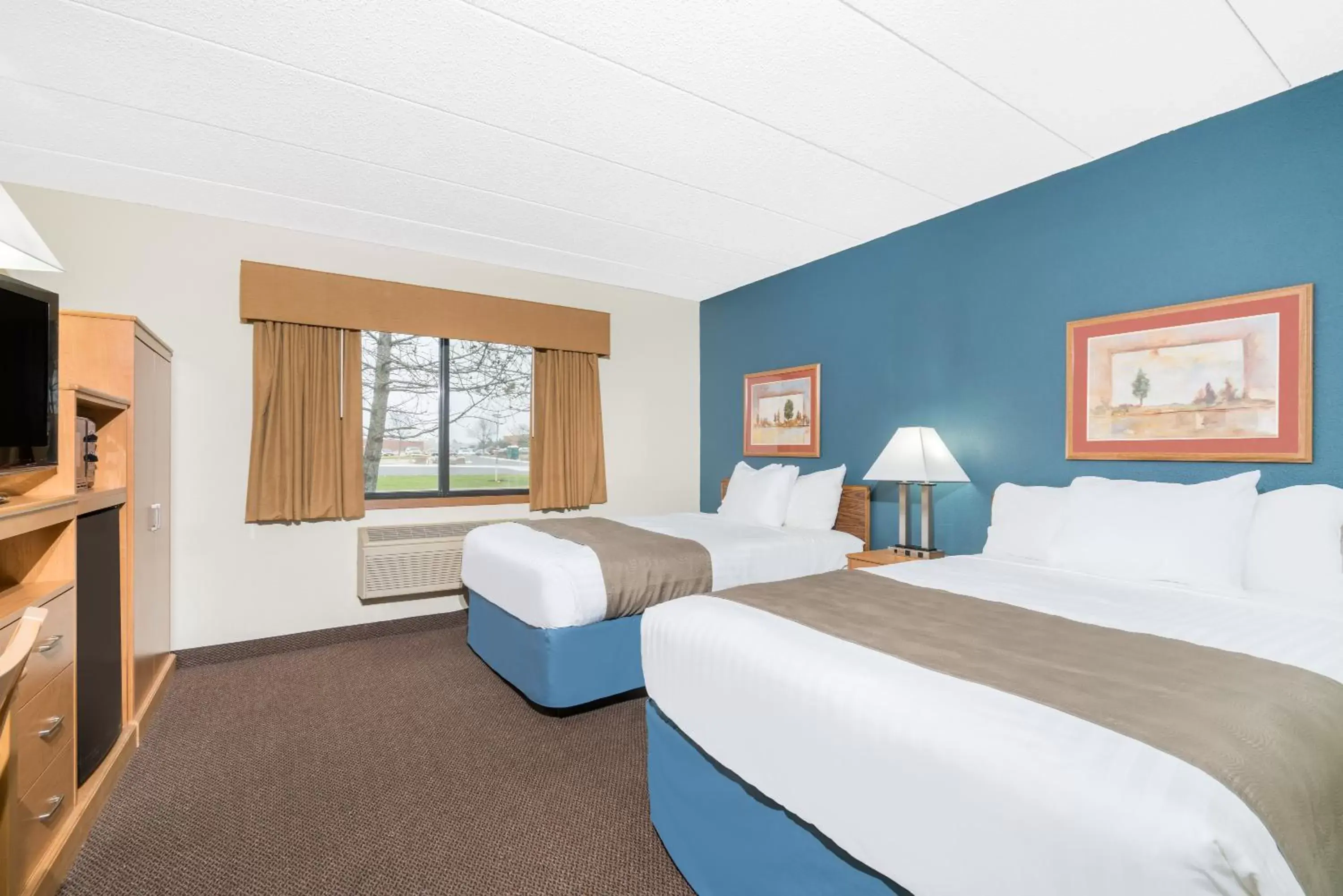 Photo of the whole room, Bed in Days Inn & Suites by Wyndham Baxter Brainerd Area