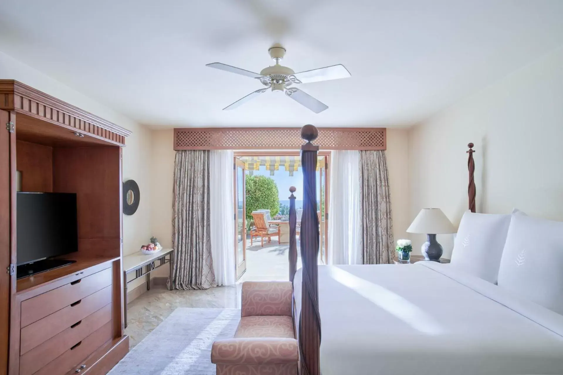 Bedroom, Bed in Four Seasons Resort Sharm El Sheikh