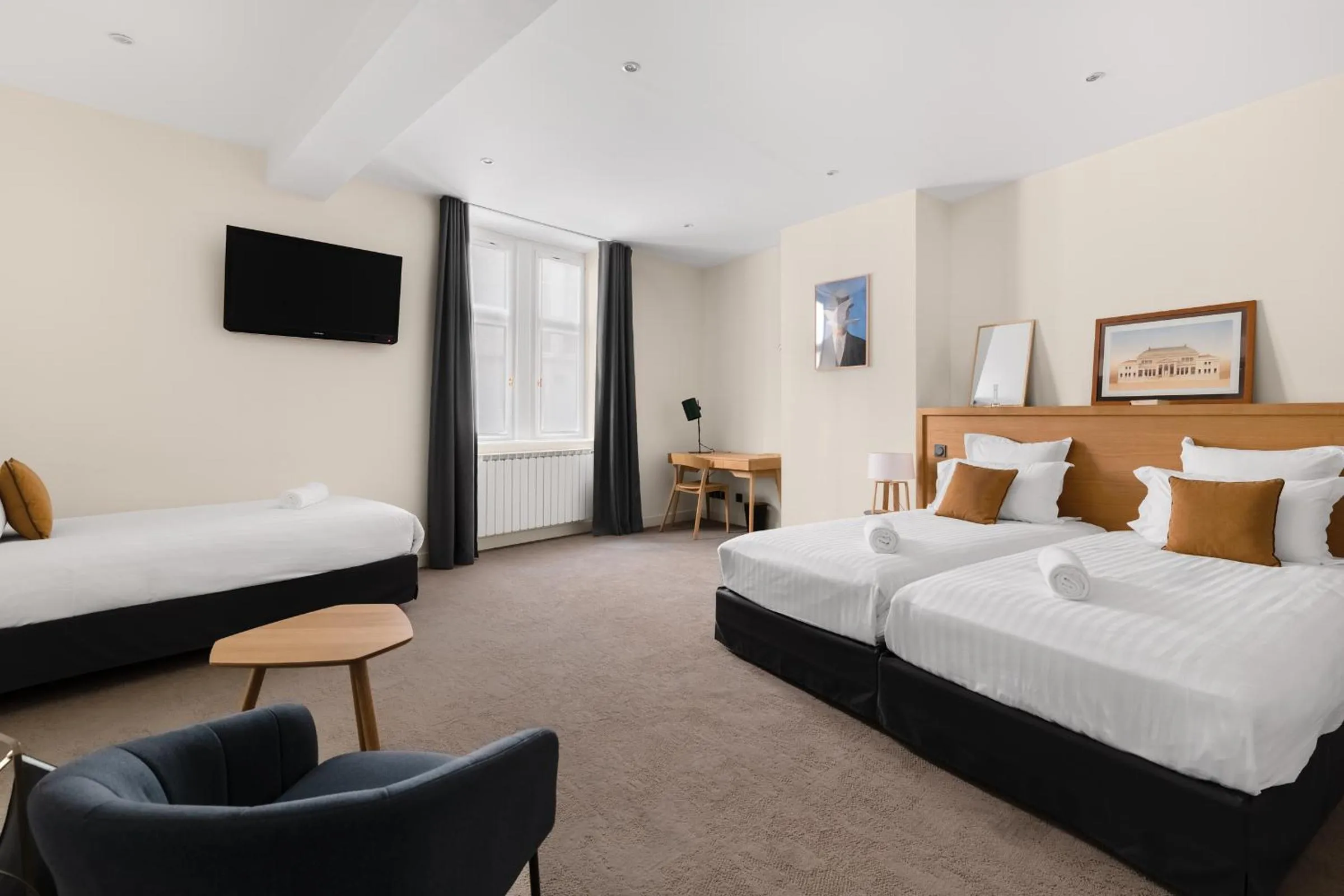 Photo of the whole room, Bed in Le Phénix Hôtel