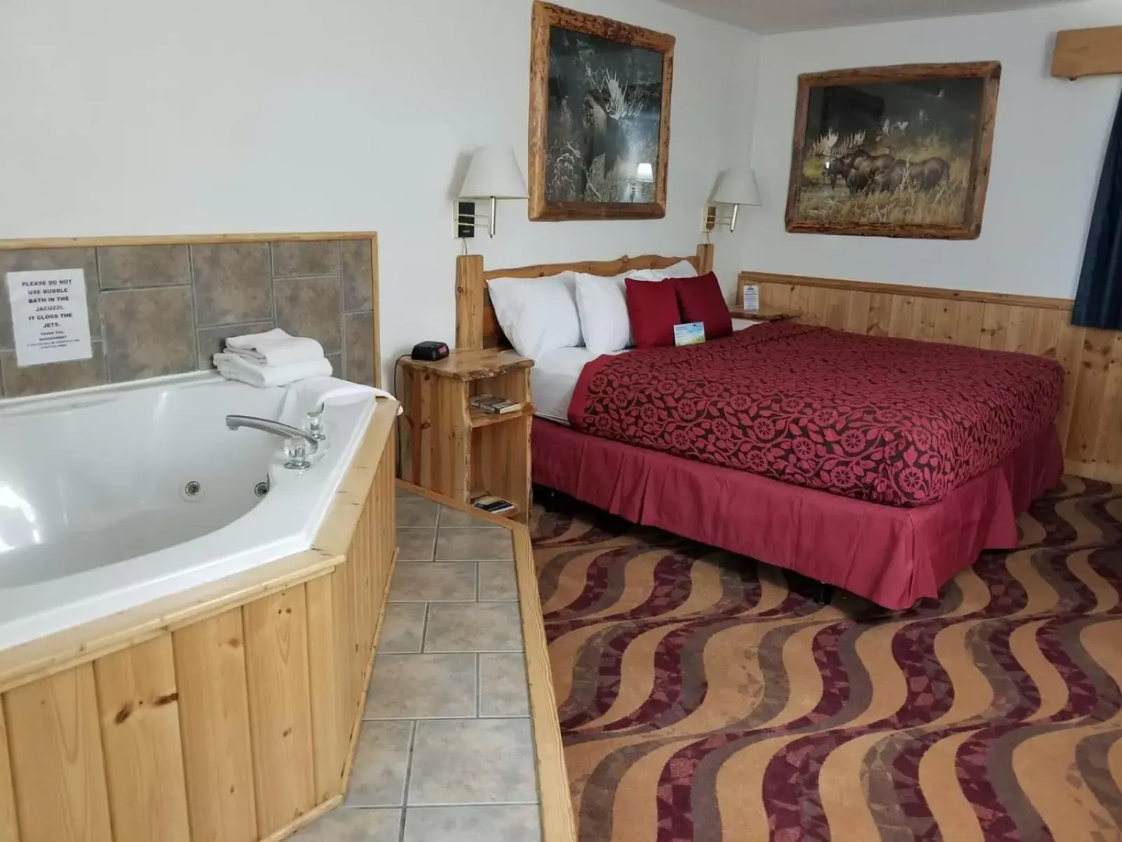Deluxe King Suite with Spa Bath - Non-Smoking in Days Inn by Wyndham Sandpoint Deluxe King Suite with Spa Bath - Non-Smoking in Days Inn by Wyndham Sandpoint