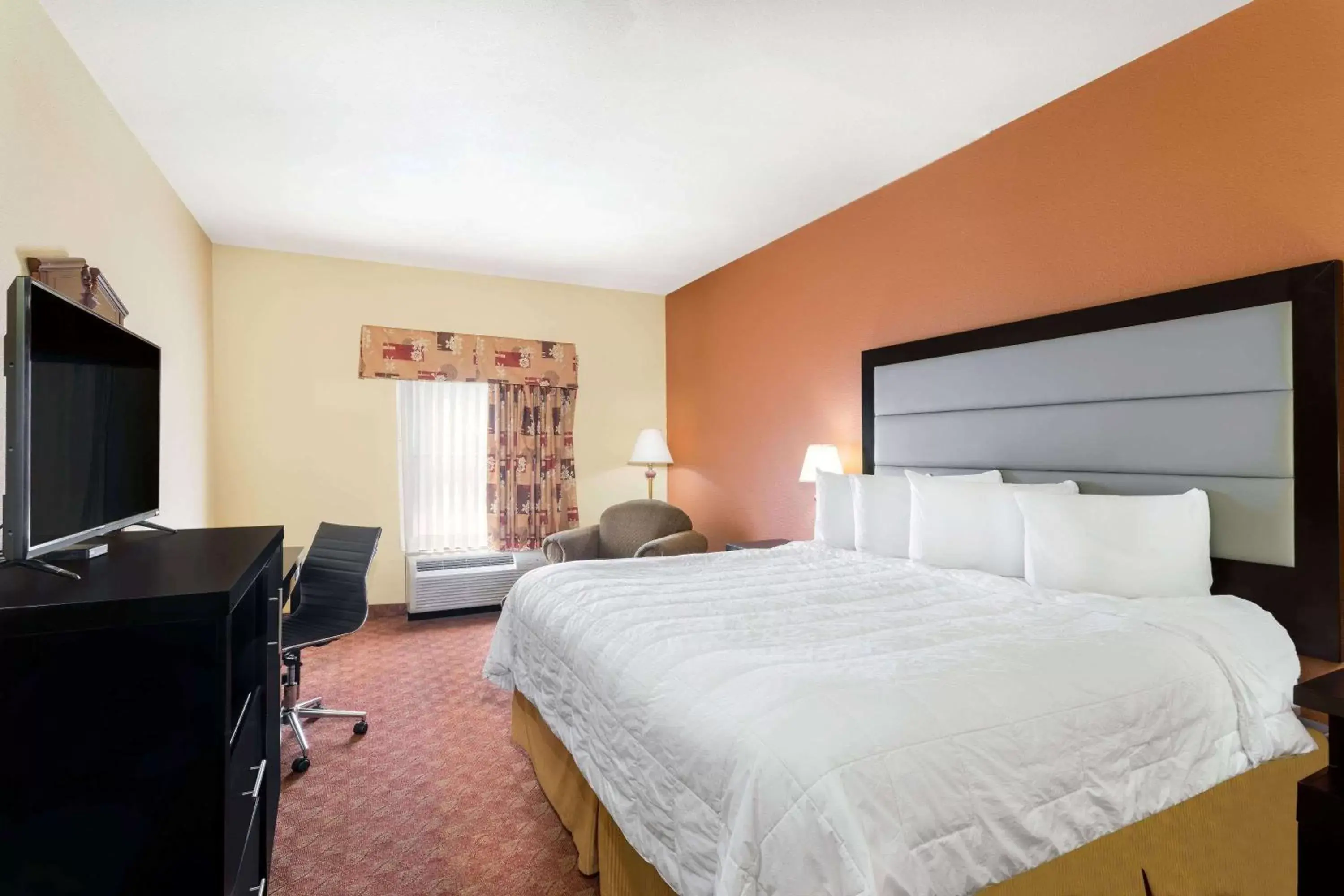 Photo of the whole room, Bed in Baymont by Wyndham Fayetteville