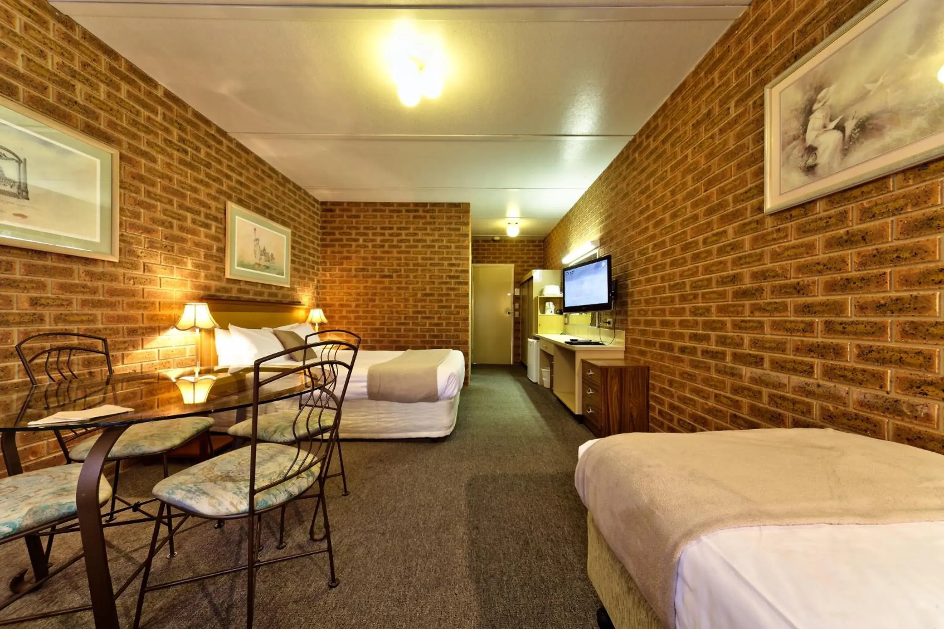 Bed in Central Yarrawonga Motor Inn