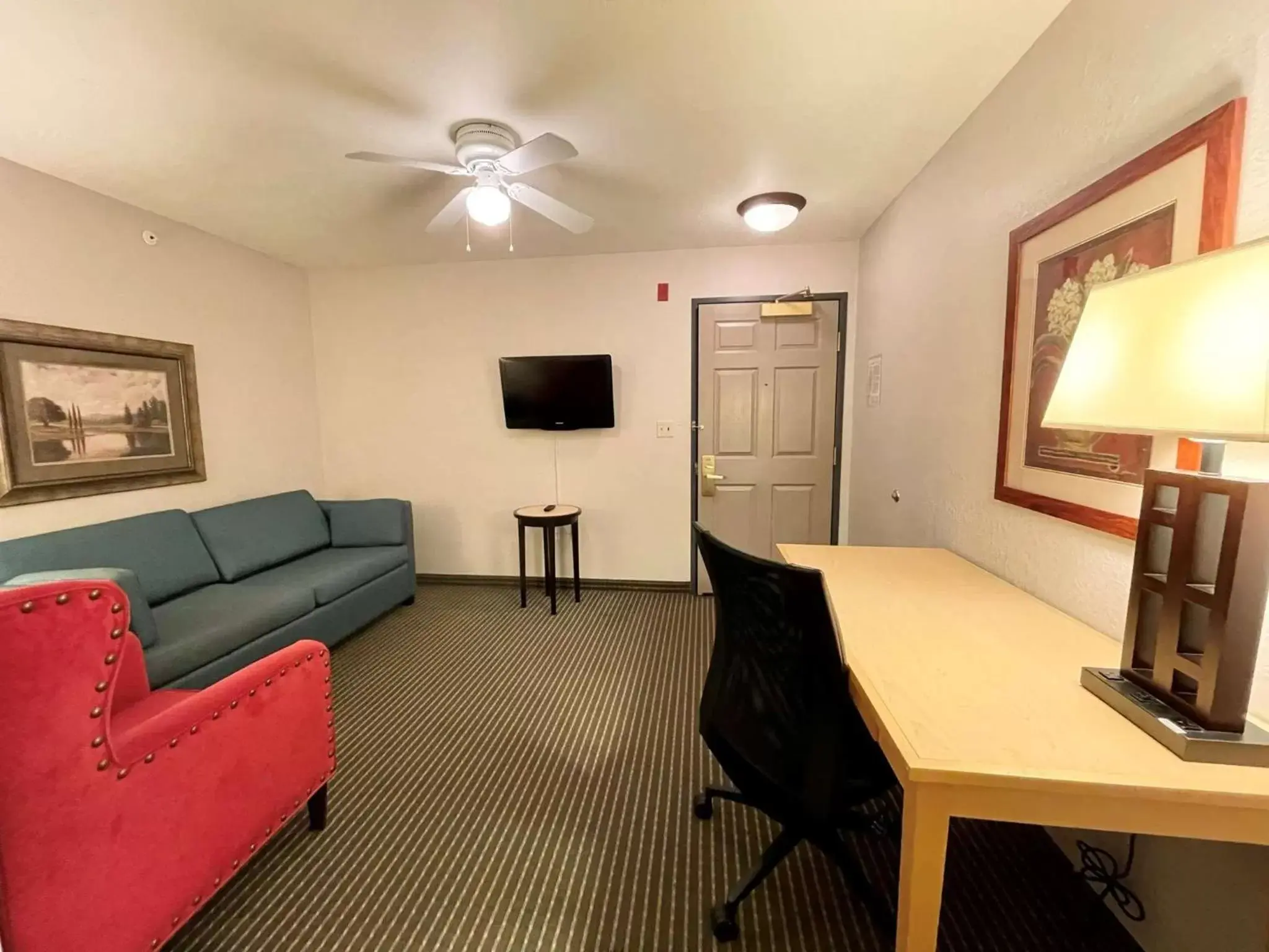 Photo of the whole room, Seating Area in Zion Inn & Suites