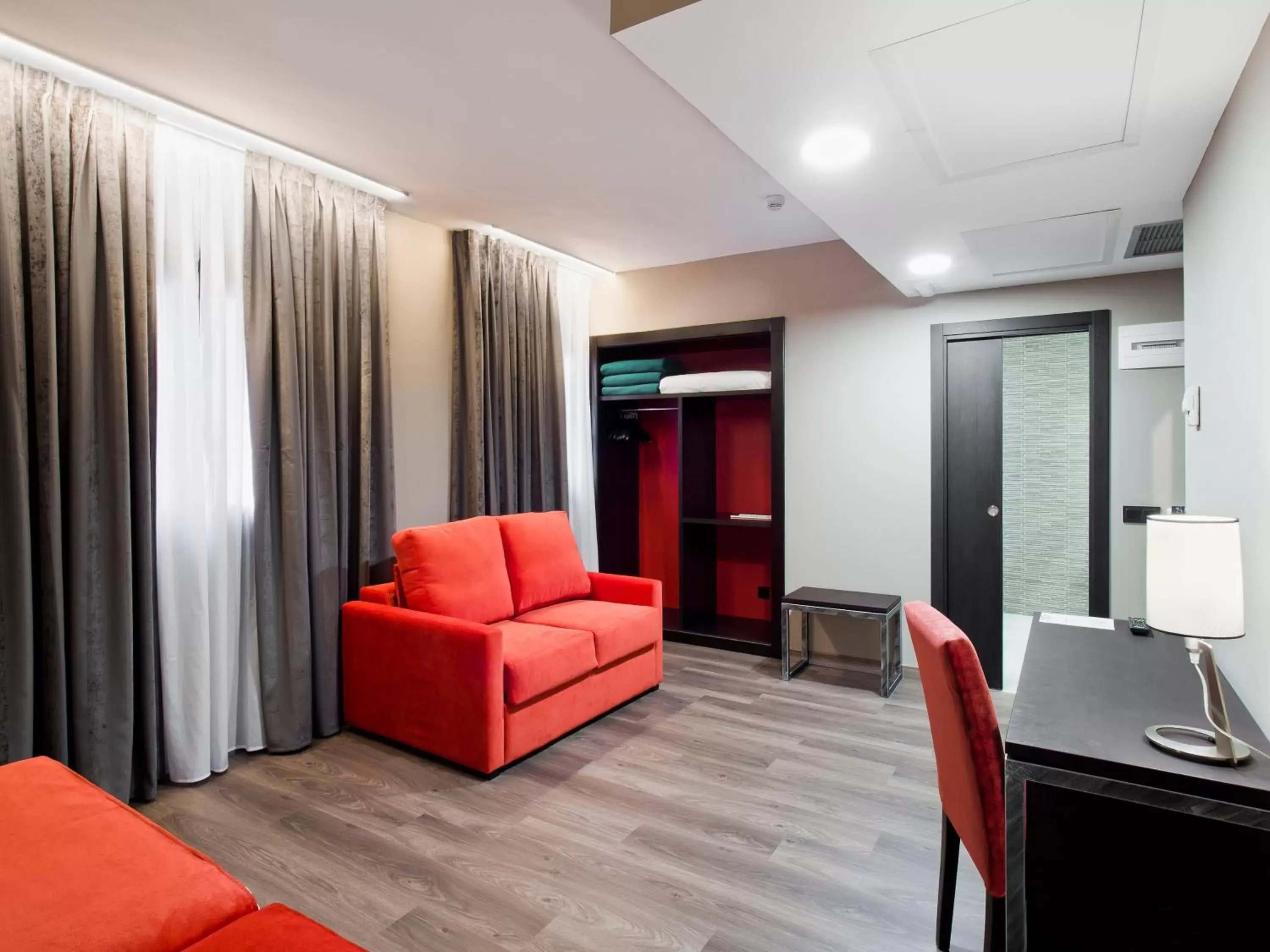 Bedroom, Seating Area in Hotel Zentral Parque