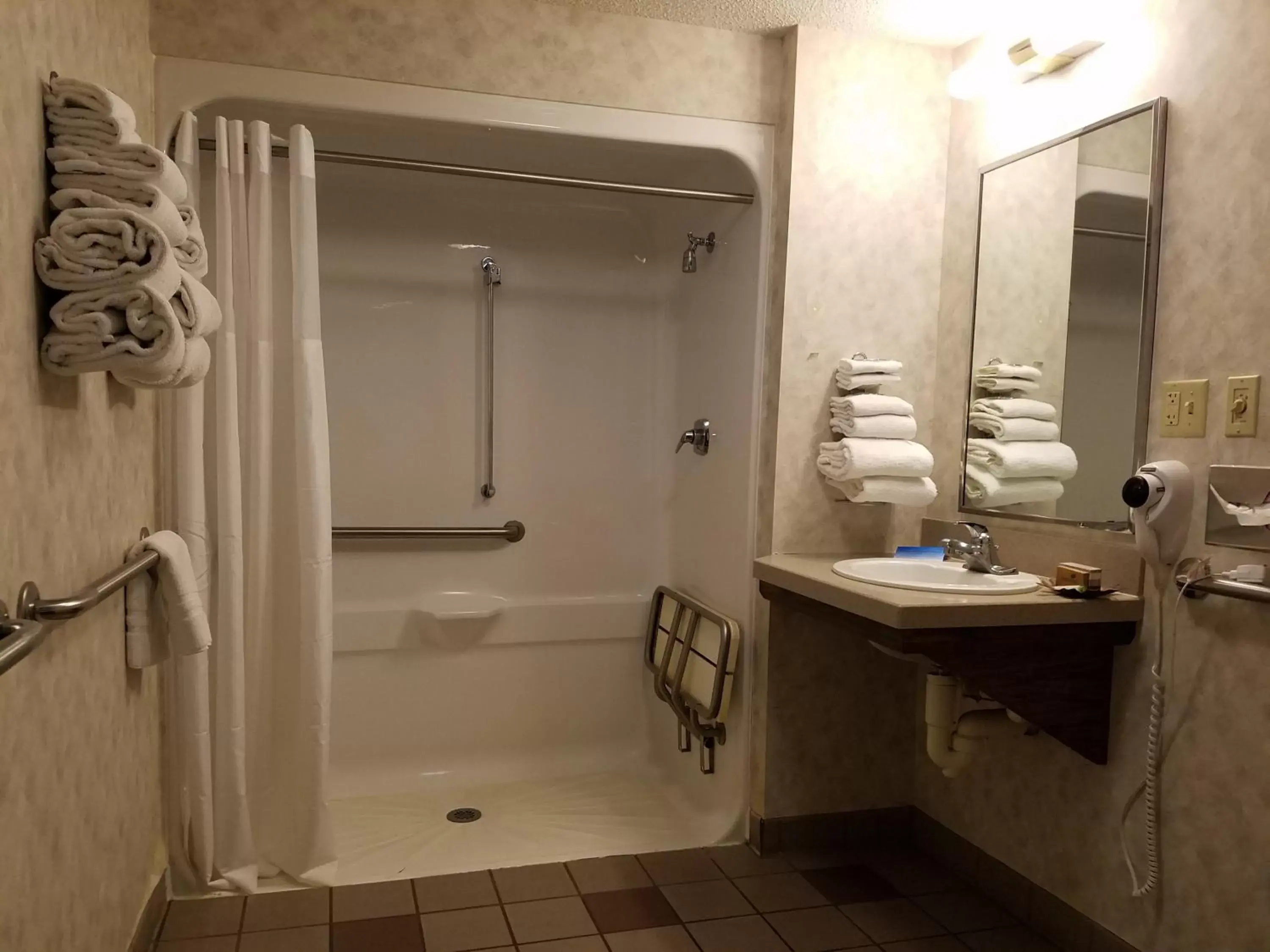 Deluxe Queen Suite in Potawatomi Inn & Cabins