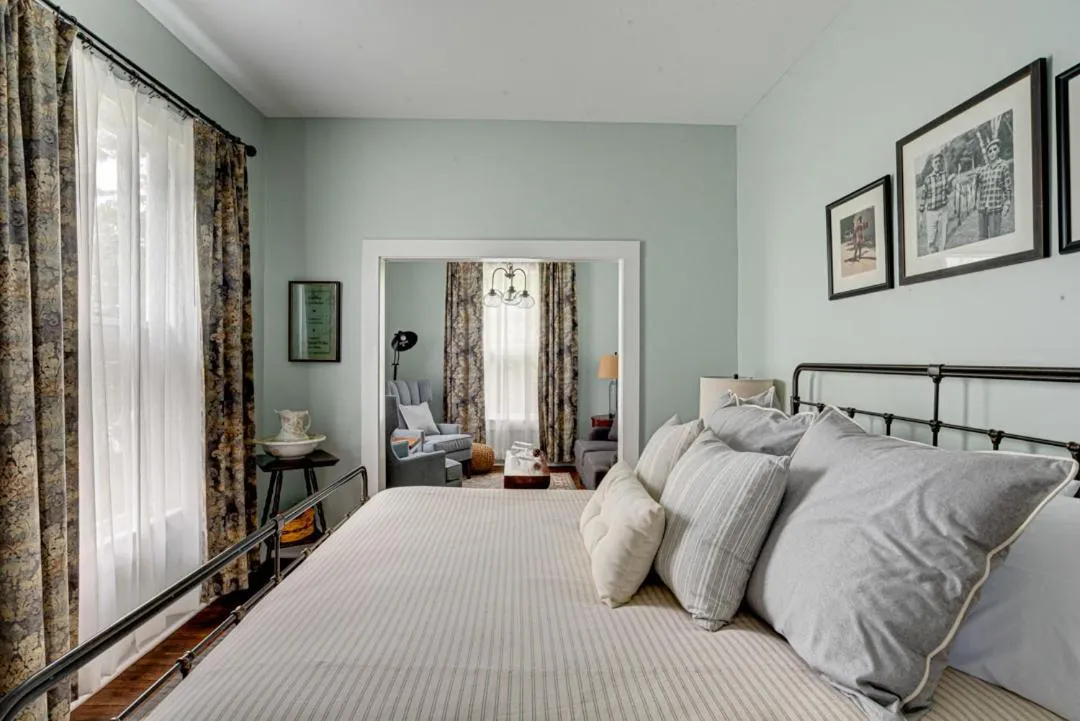 Bed in Historic Birch Lodge and Motel