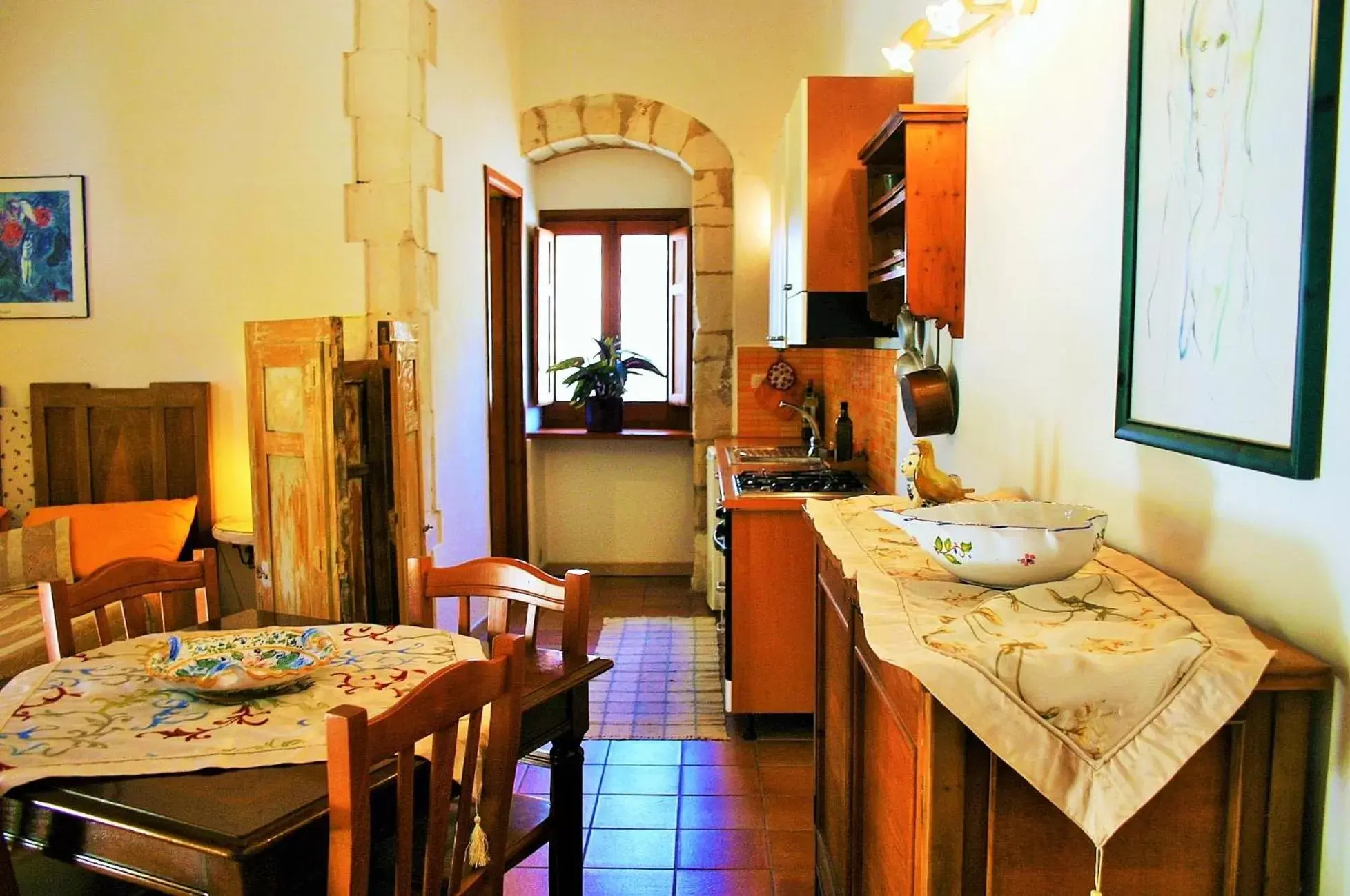 Kitchen or kitchenette, Dining Area in Vinciucci