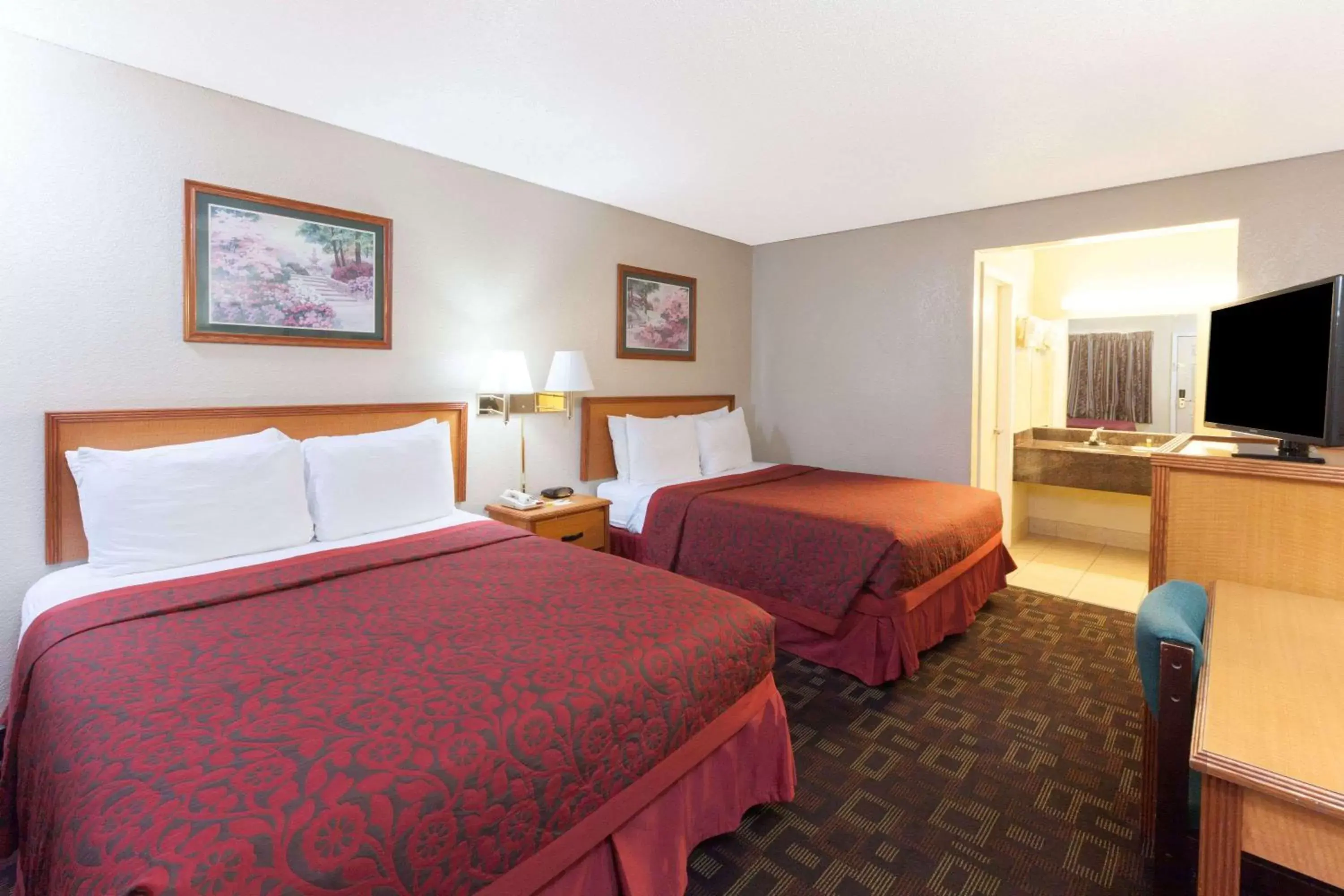 Photo of the whole room, Bed in Days Inn by Wyndham Oklahoma City Fairground Photo of the whole room, Bed in Days Inn by Wyndham Oklahoma City Fairground