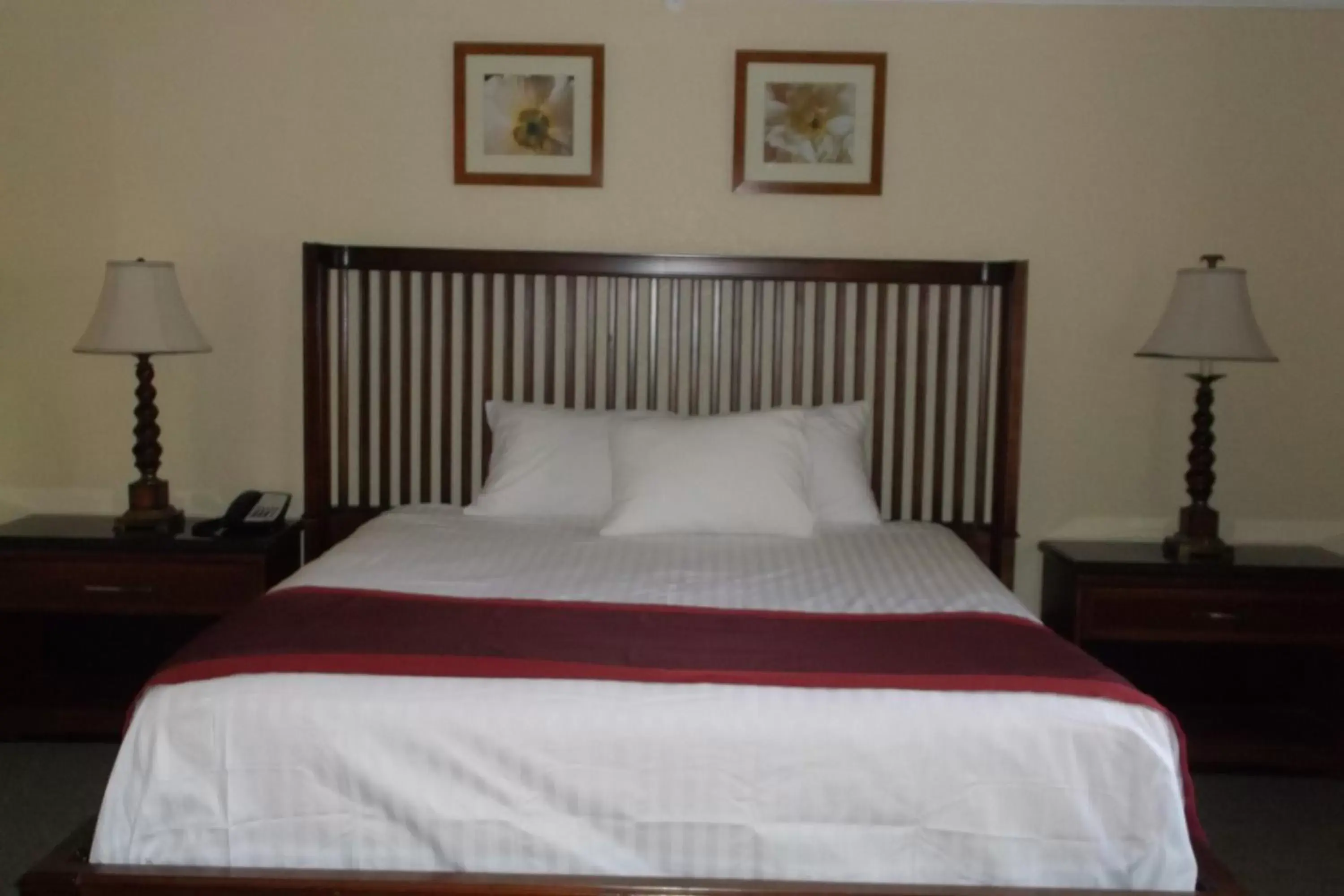 Bed in Days Inn & Suites by Wyndham Lake Okeechobee