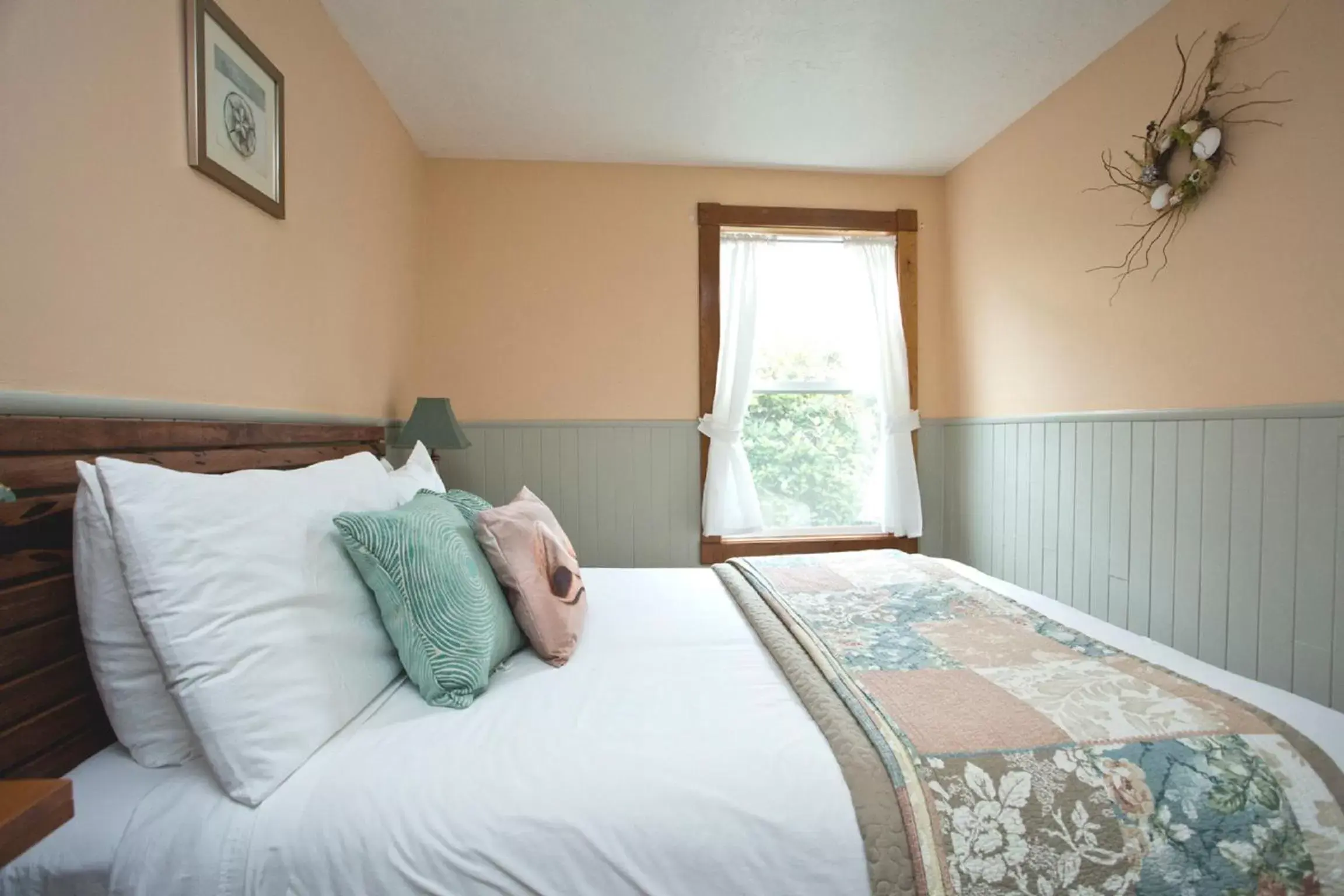 Photo of the whole room, Bed in Agate Beach Motel