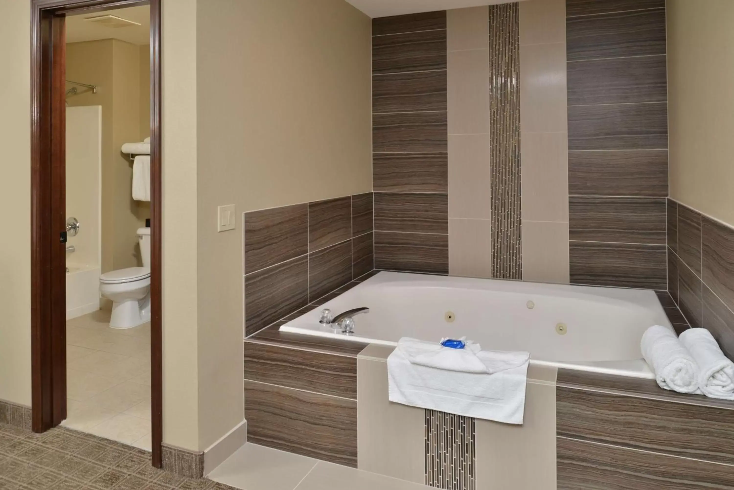 Photo of the whole room, Bathroom in Best Western Plus Kennewick Inn