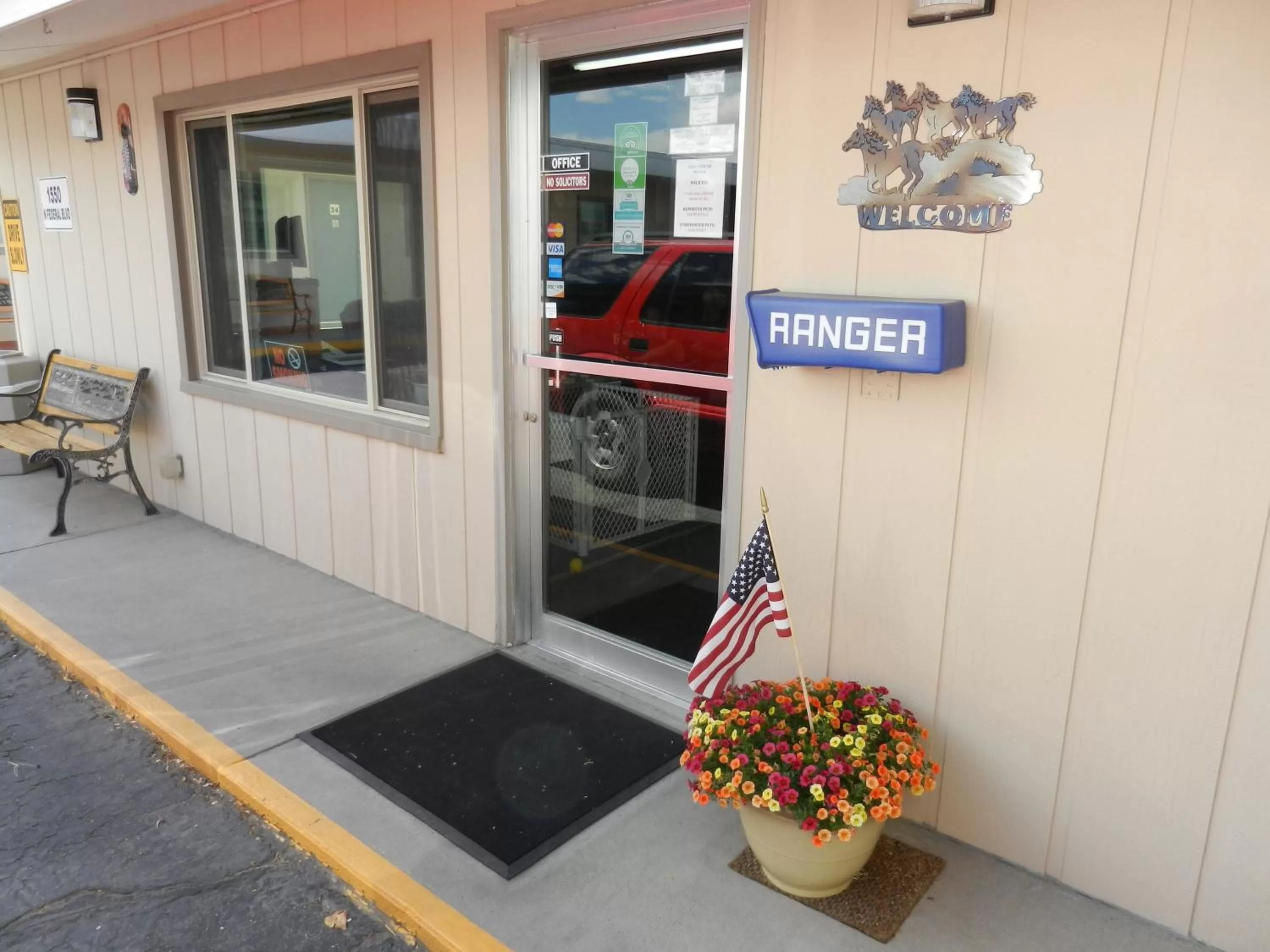 Facade/entrance in Paintbrush Motel