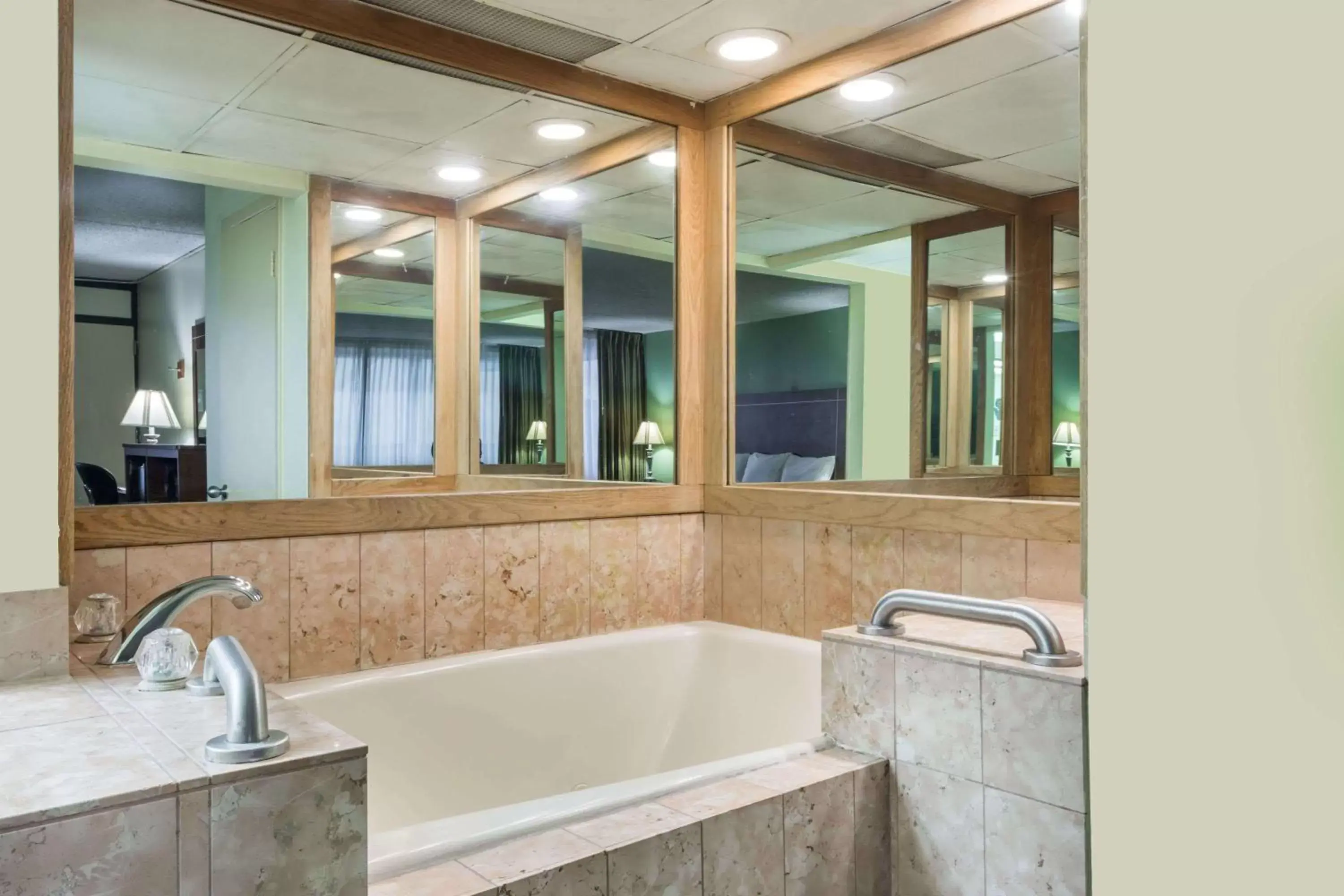 Photo of the whole room, Bathroom in Days Inn by Wyndham Midland