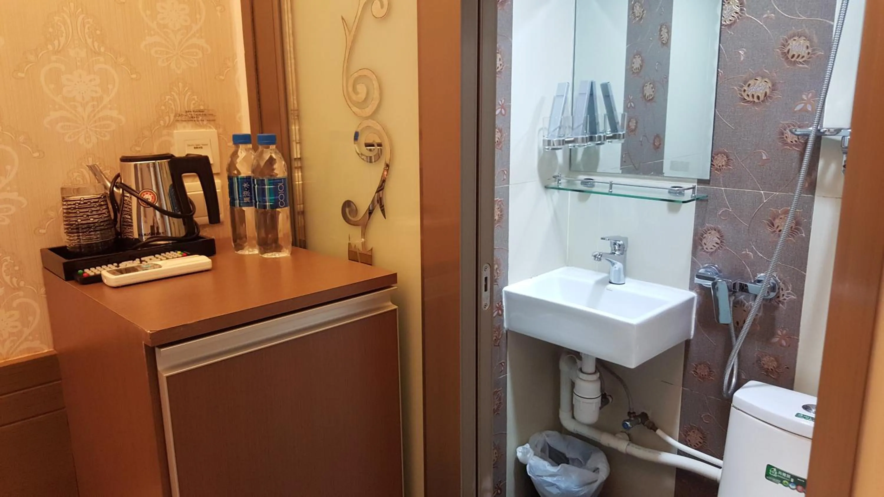 Shower in Seasons Hotel - Causeway Bay