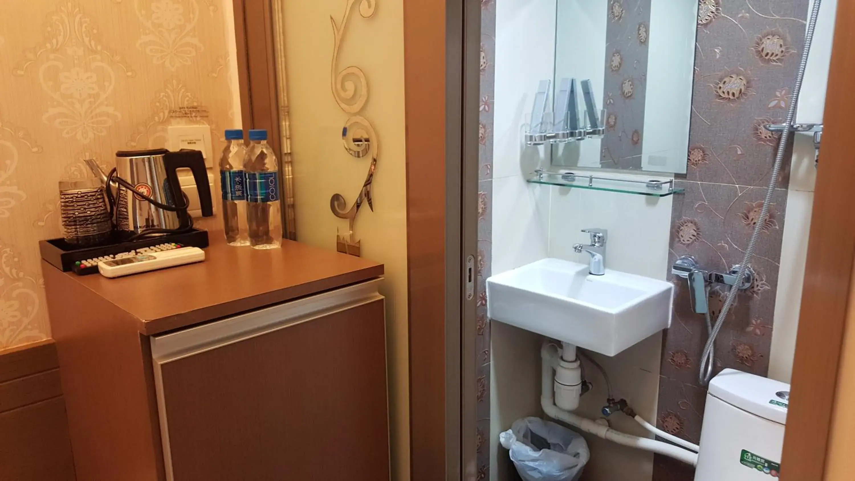 Shower in Seasons Hotel – Causeway Bay