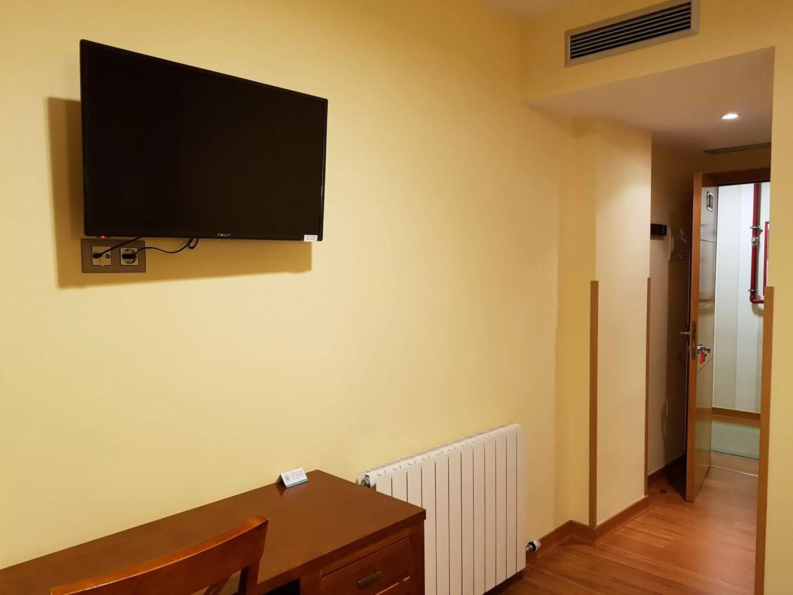 TV and multimedia, TV/Entertainment Center in Hotel Reina Isabel