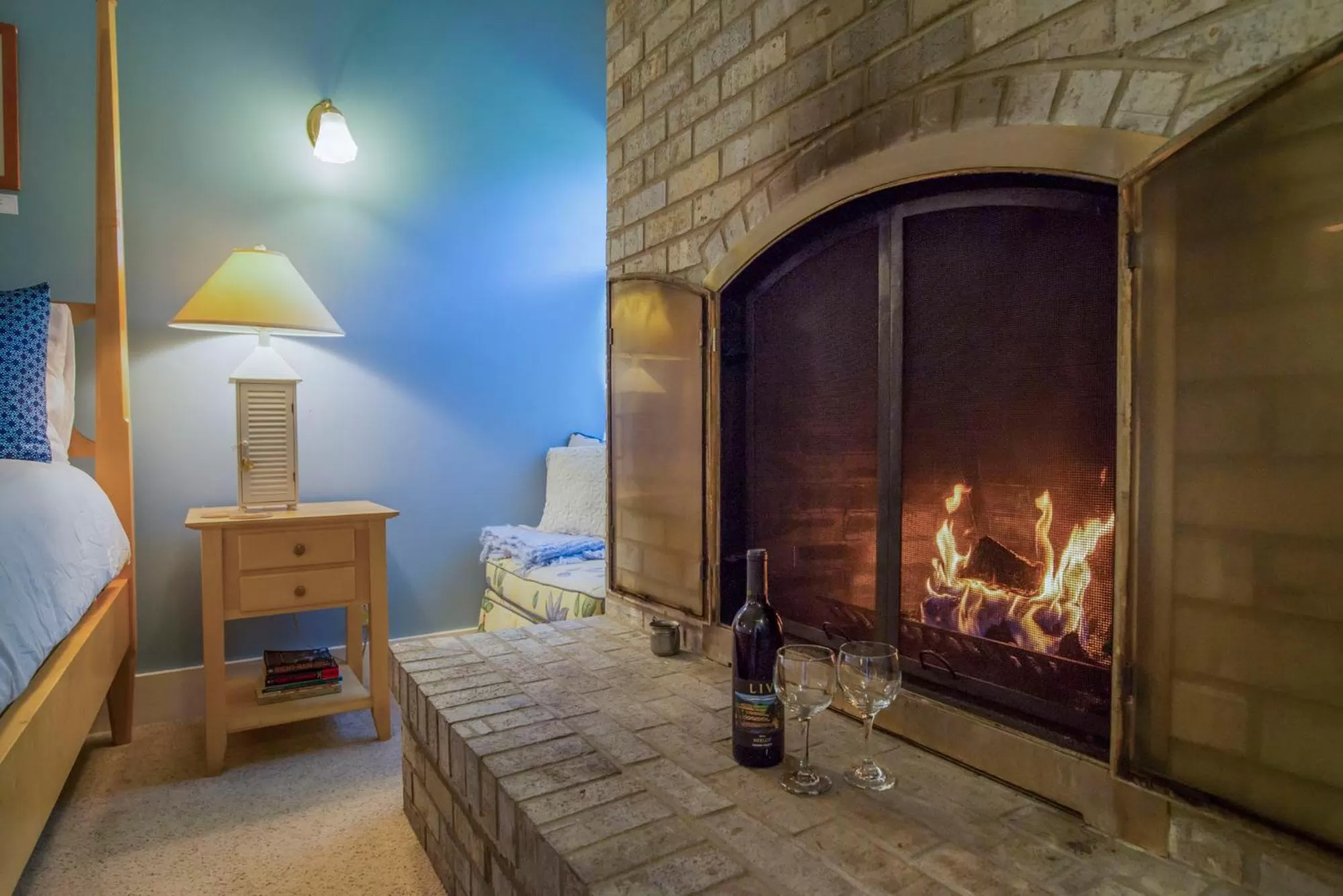 Alcoholic drinks, Bed in The Edenwild Boutique Inn