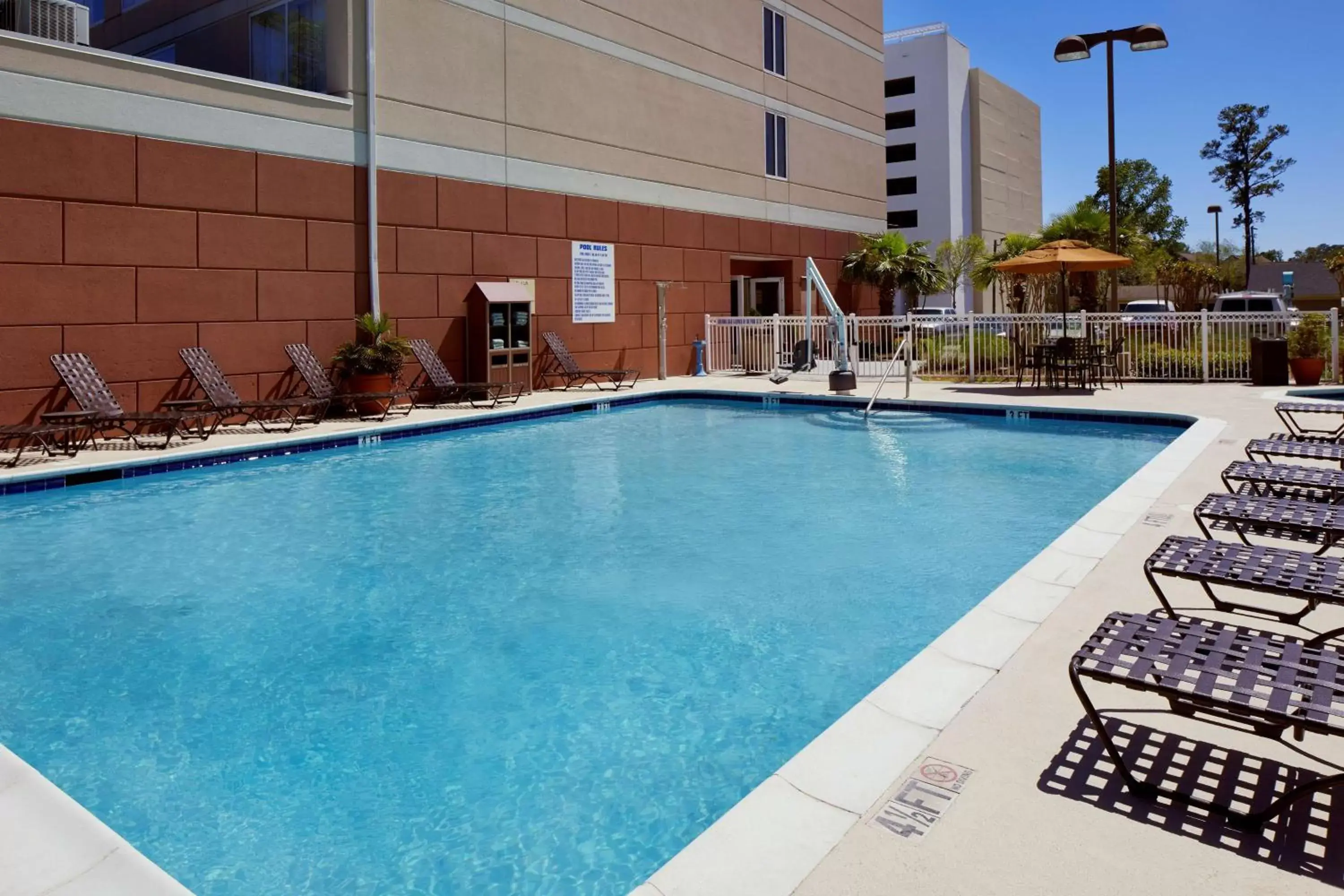 Property building, Swimming Pool in Hilton Garden Inn Savannah Midtown