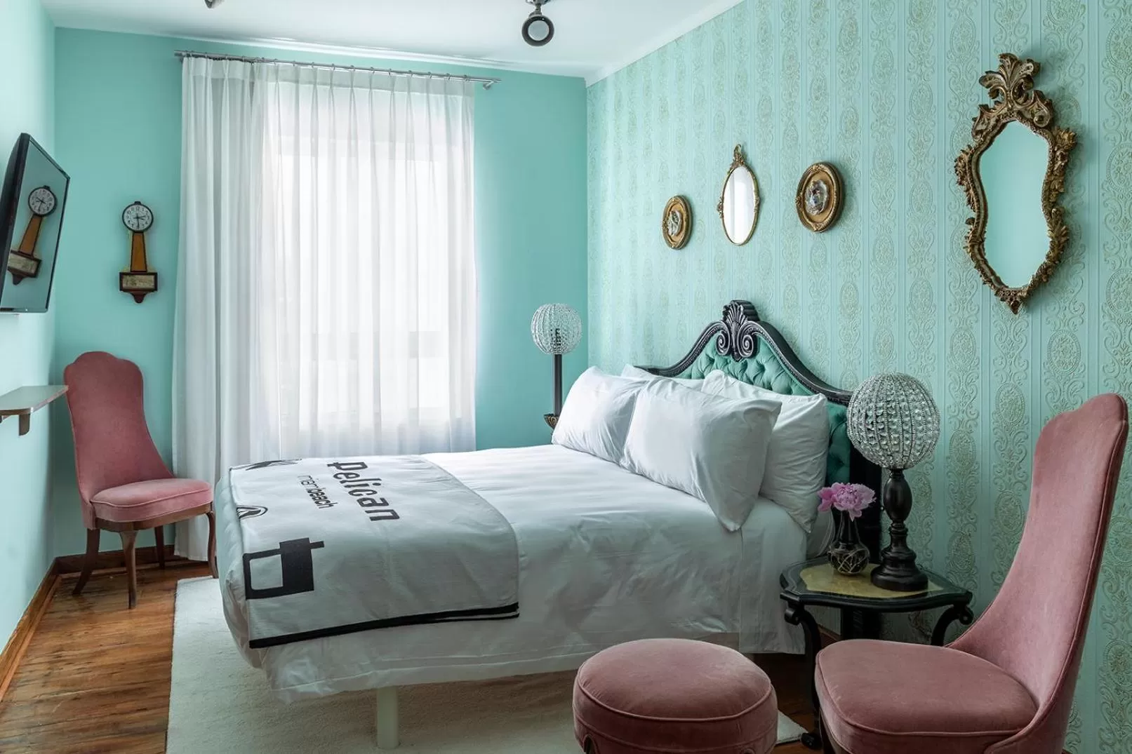 Photo of the whole room, Bed in Pelican Hotel