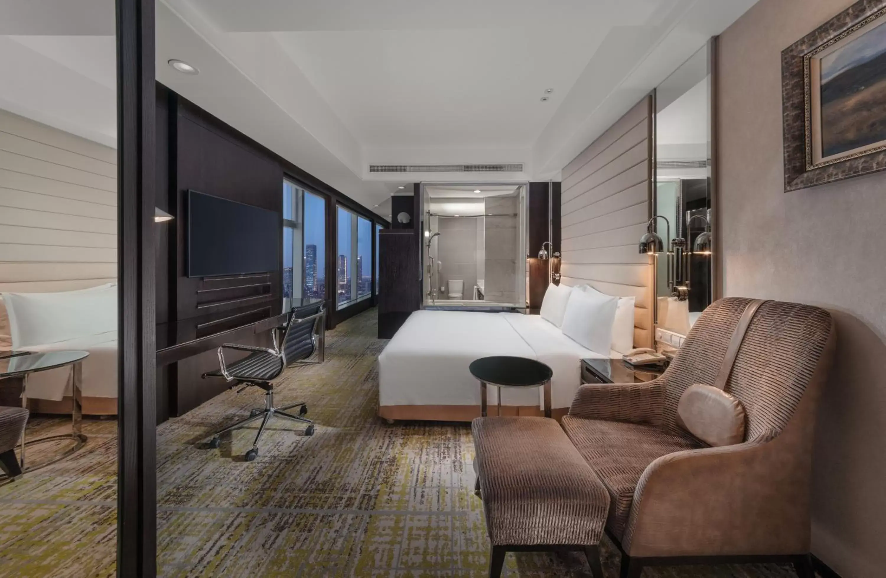 Bedroom, Seating Area in Holiday Inn Beijing Focus Square, an IHG Hotel