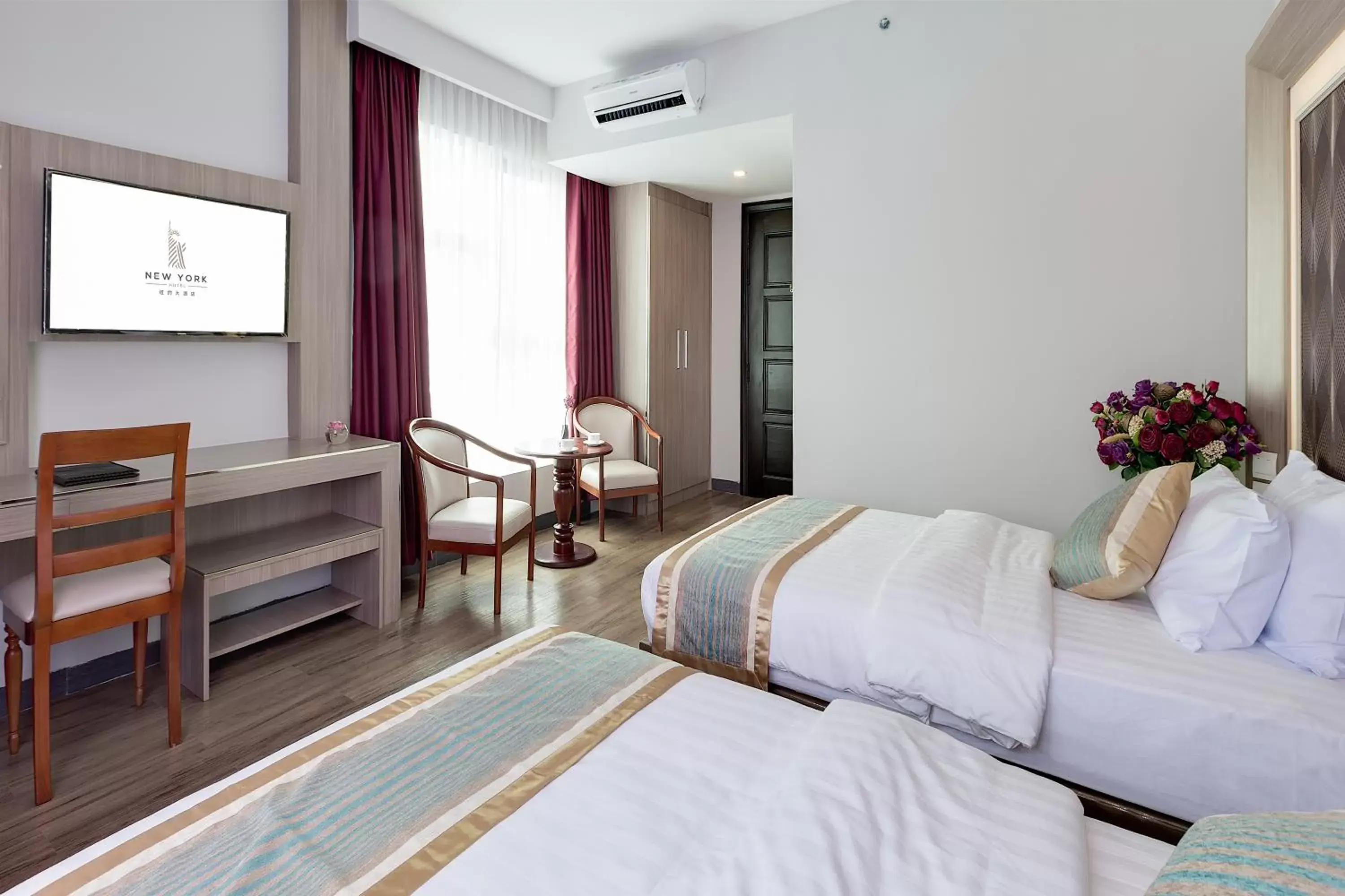 Seating area, Bed in New York Hotel