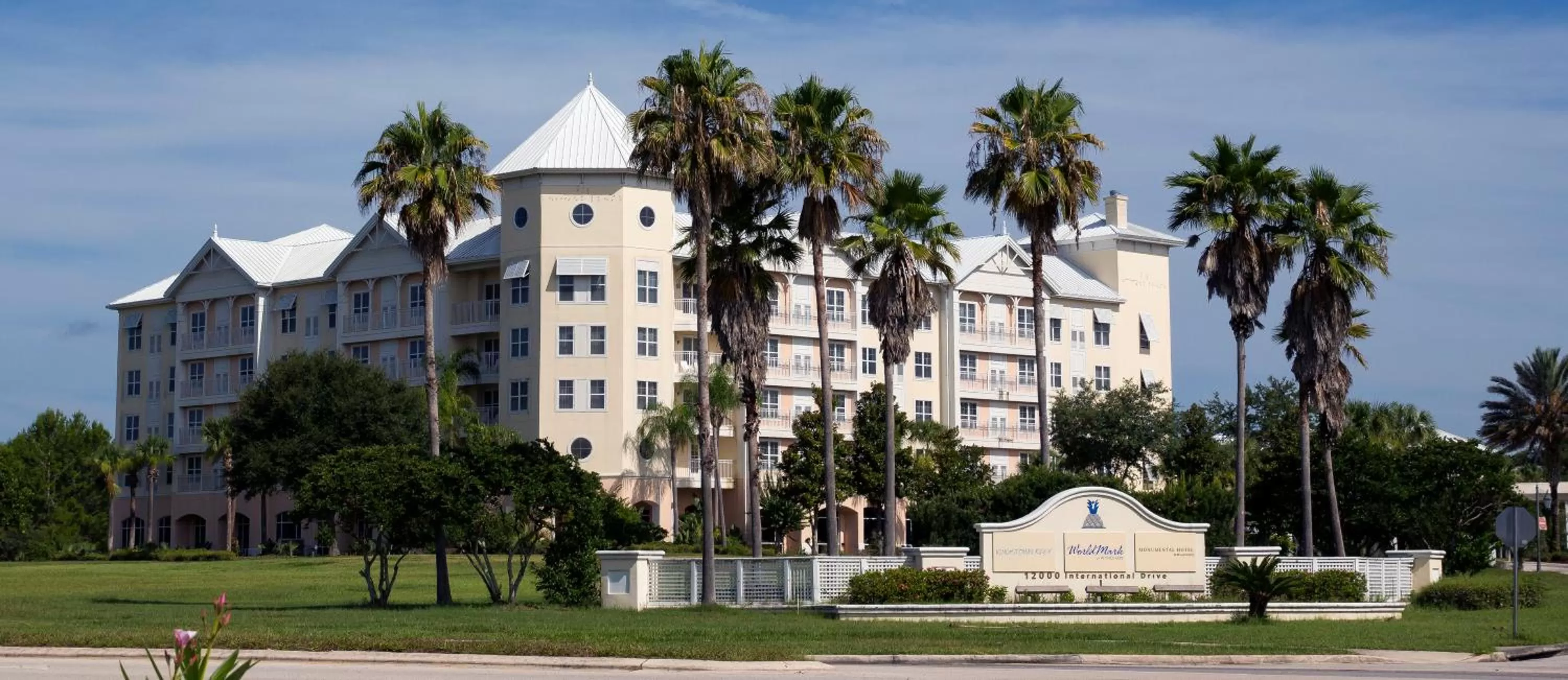 Property building in Monumental Hotel Orlando