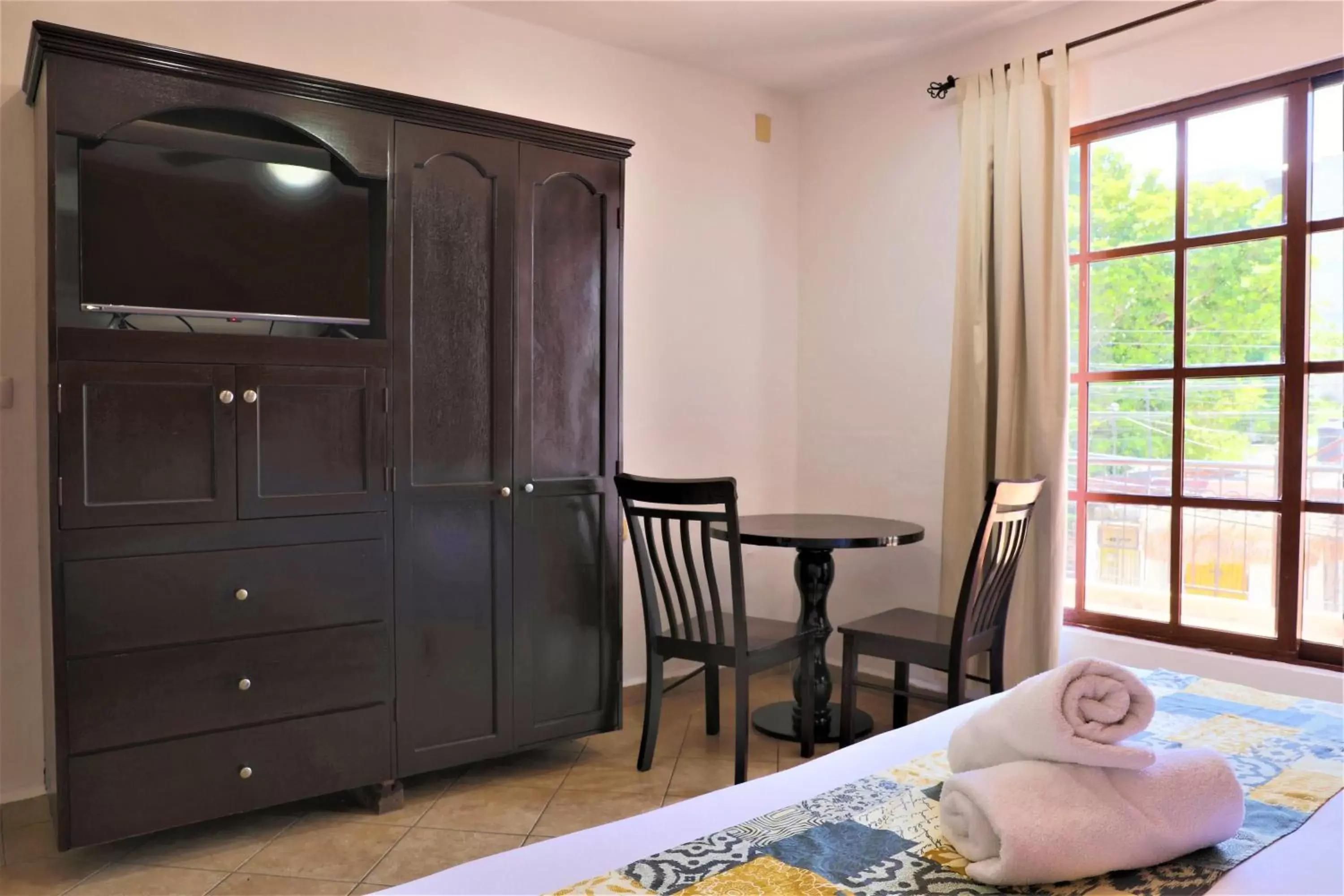 Bed, TV/Entertainment Center in Hotel Colonial Playa del Carmen
