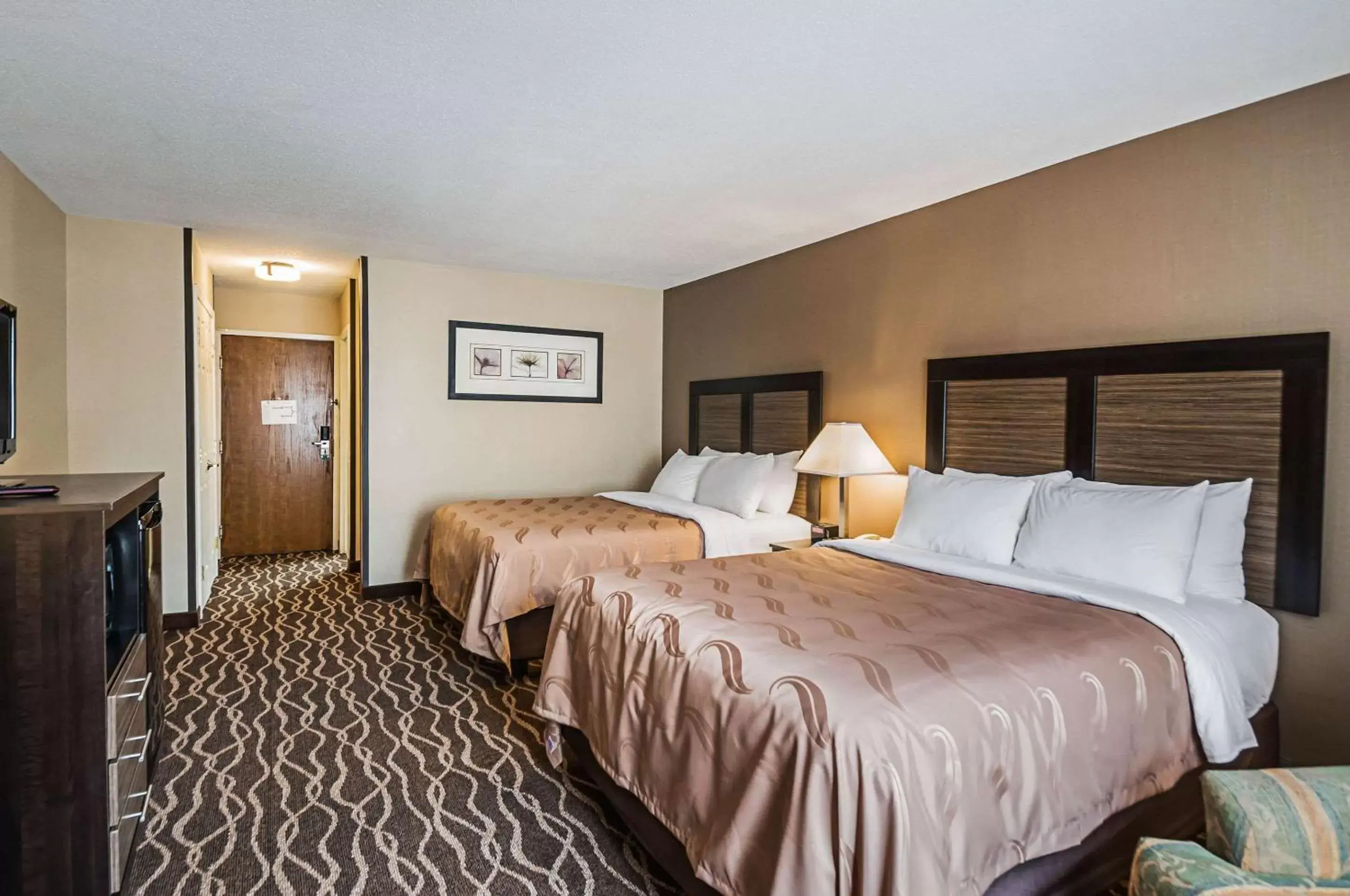 Photo of the whole room, Bed in Quality Inn & Suites Frostburg-Cumberland