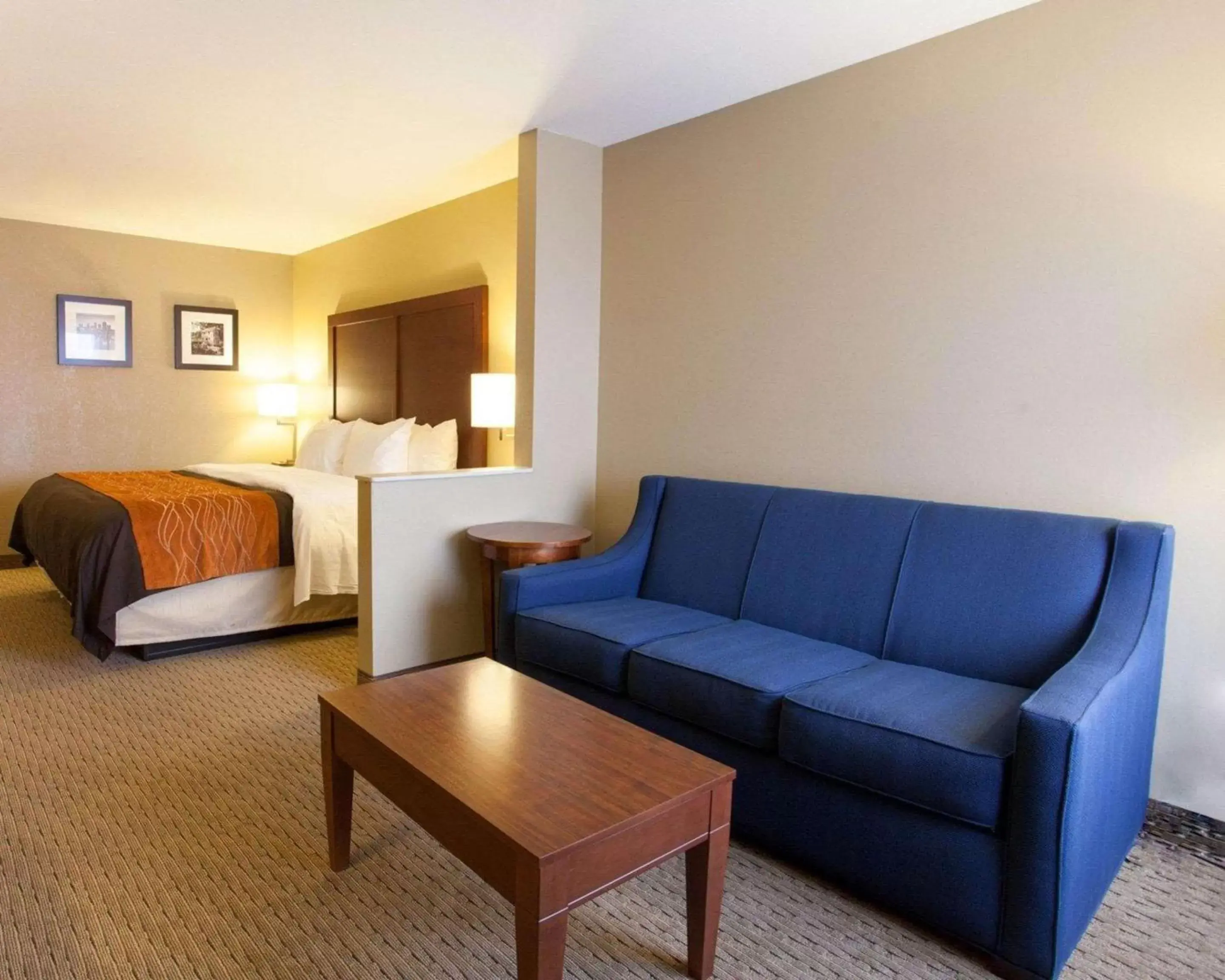 Photo of the whole room, Seating Area in Quality Inn & Suites I-40 East