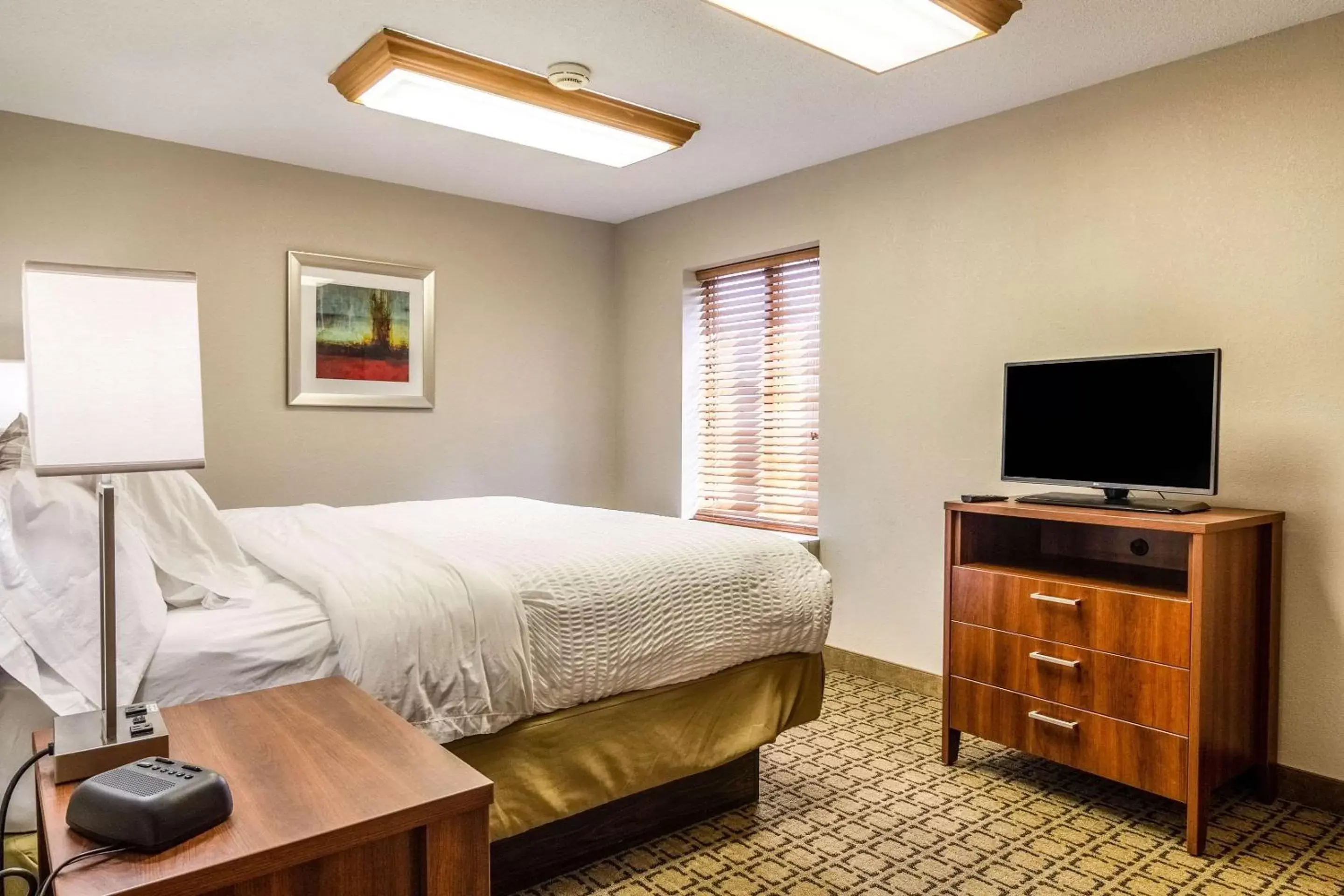 Photo of the whole room, Bed in Clarion Inn Pittsburgh Cranberry