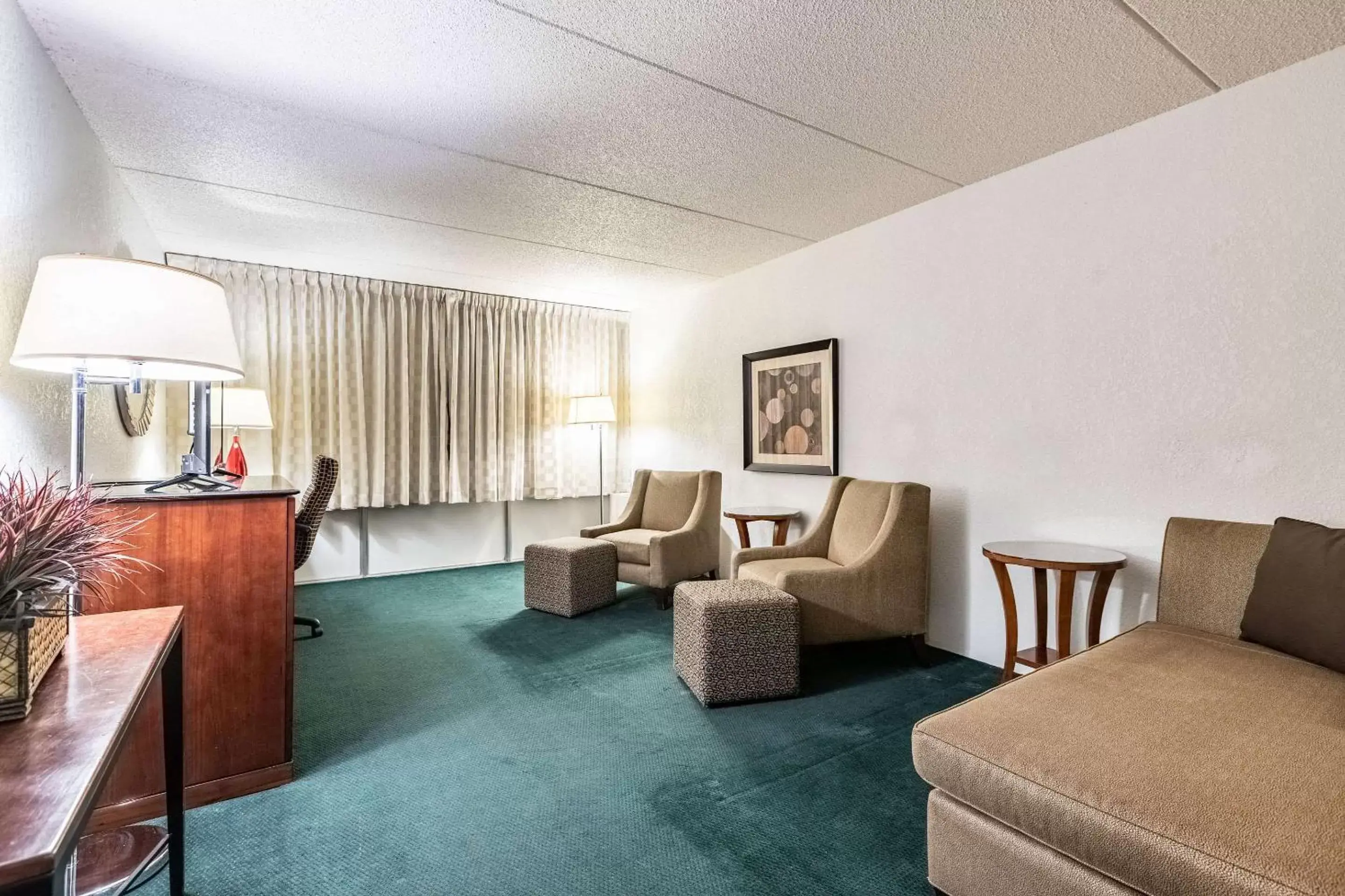 Photo of the whole room, Seating Area in Quality Inn & Suites