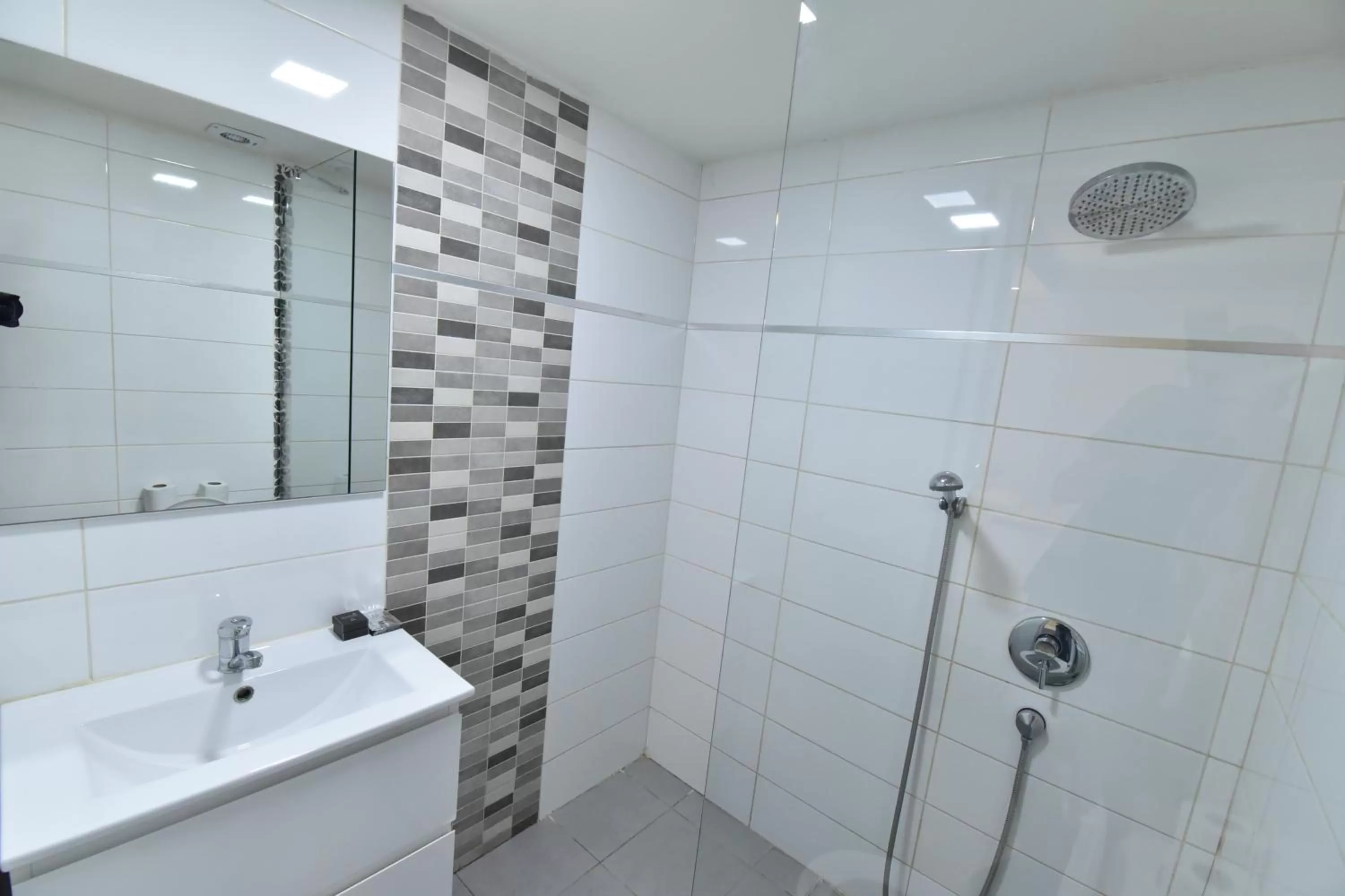 Photo of the whole room in Hotel Maman