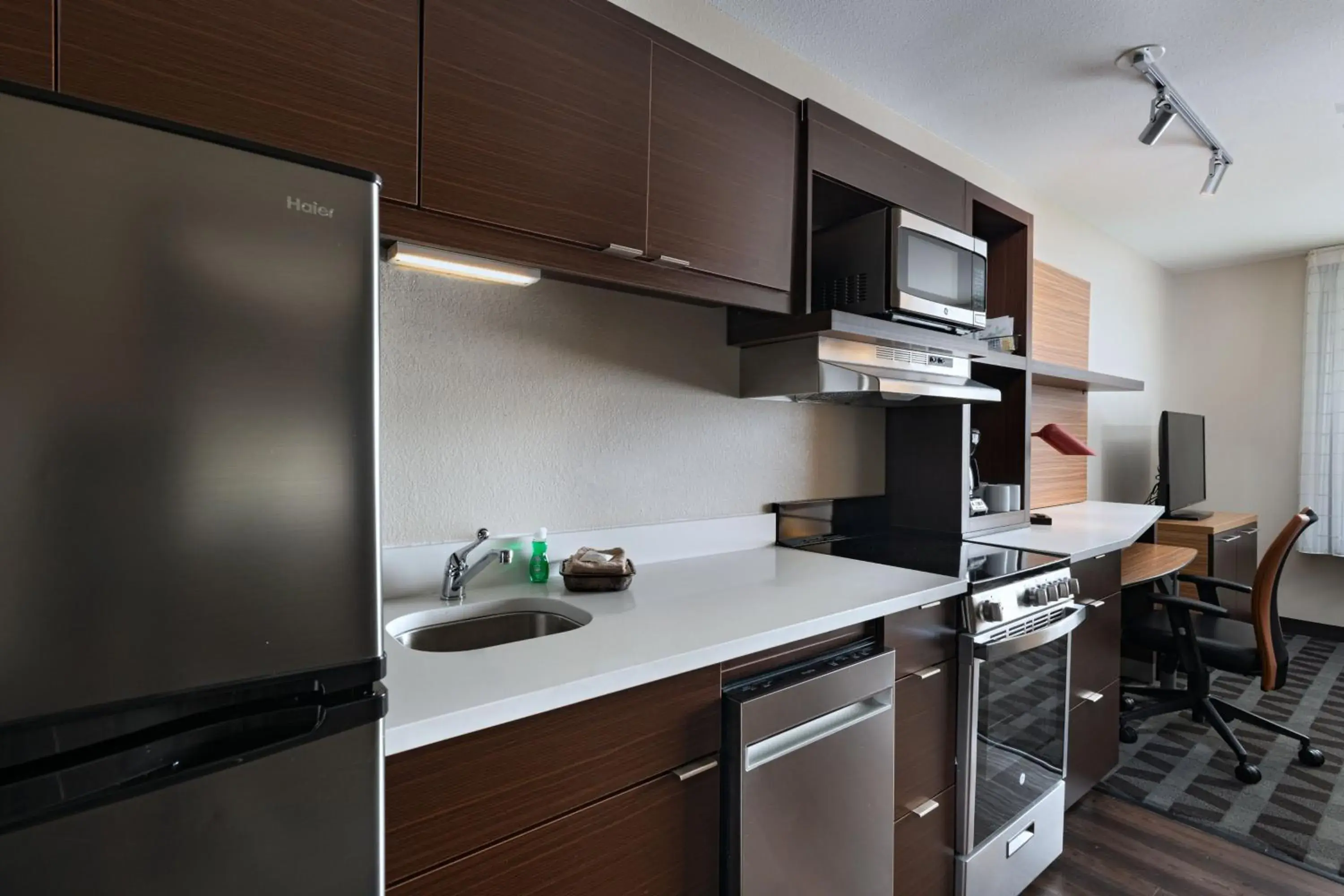 Kitchen or kitchenette, Kitchen/Kitchenette in TownePlace Suites by Marriott Edgewood Aberdeen