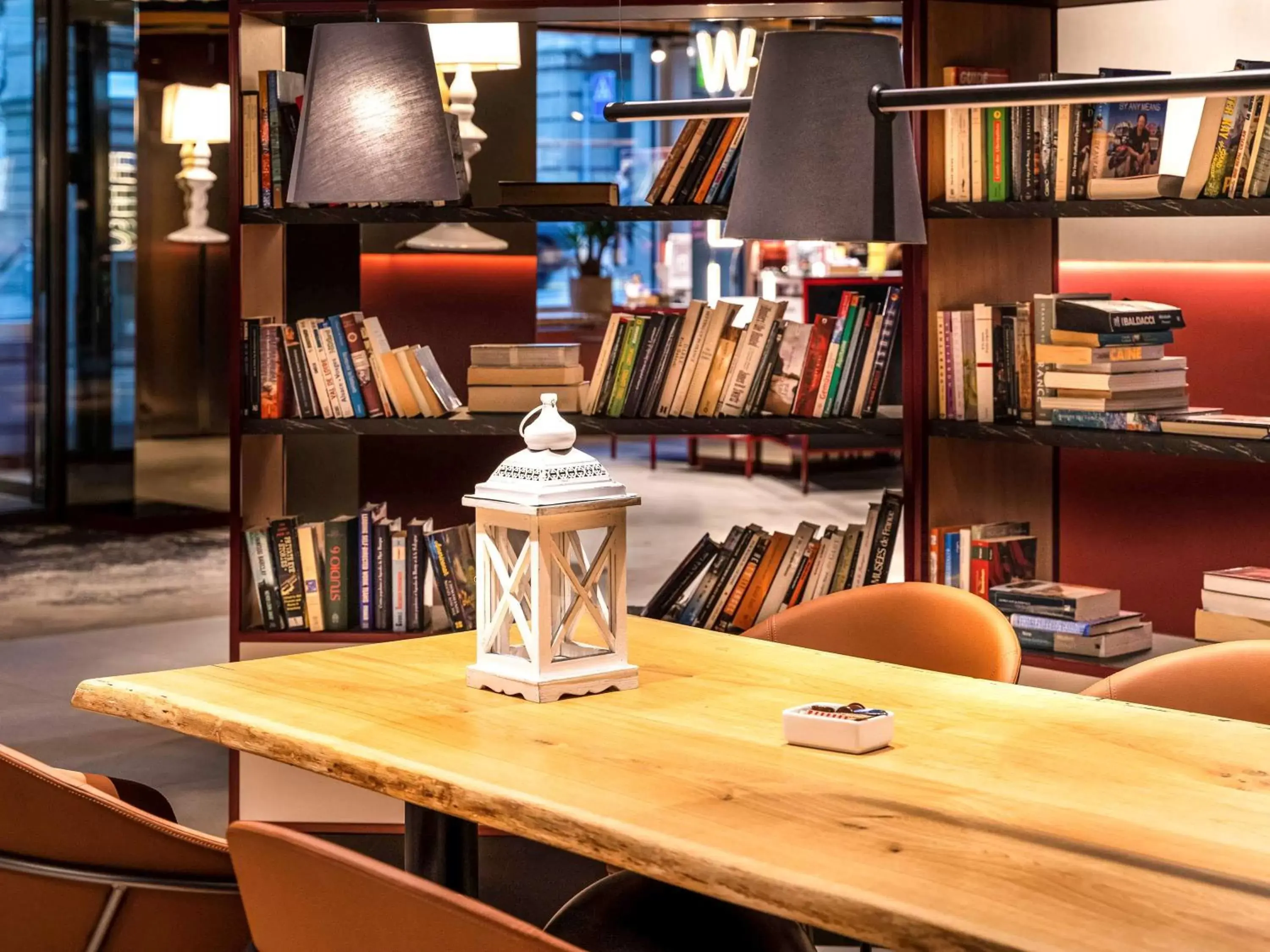 Restaurant/places to eat, Library in ibis Styles Zurich City Center