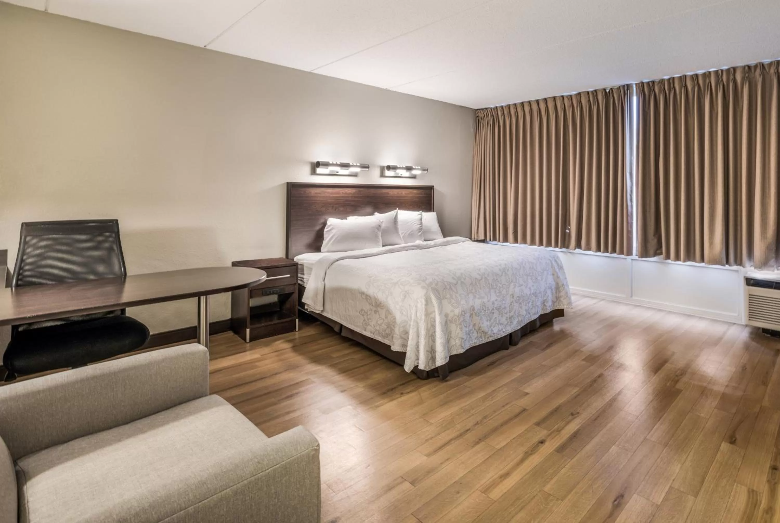 Bedroom, Bed in Red Roof Inn PLUS+ Boston - Woburn/ Burlington